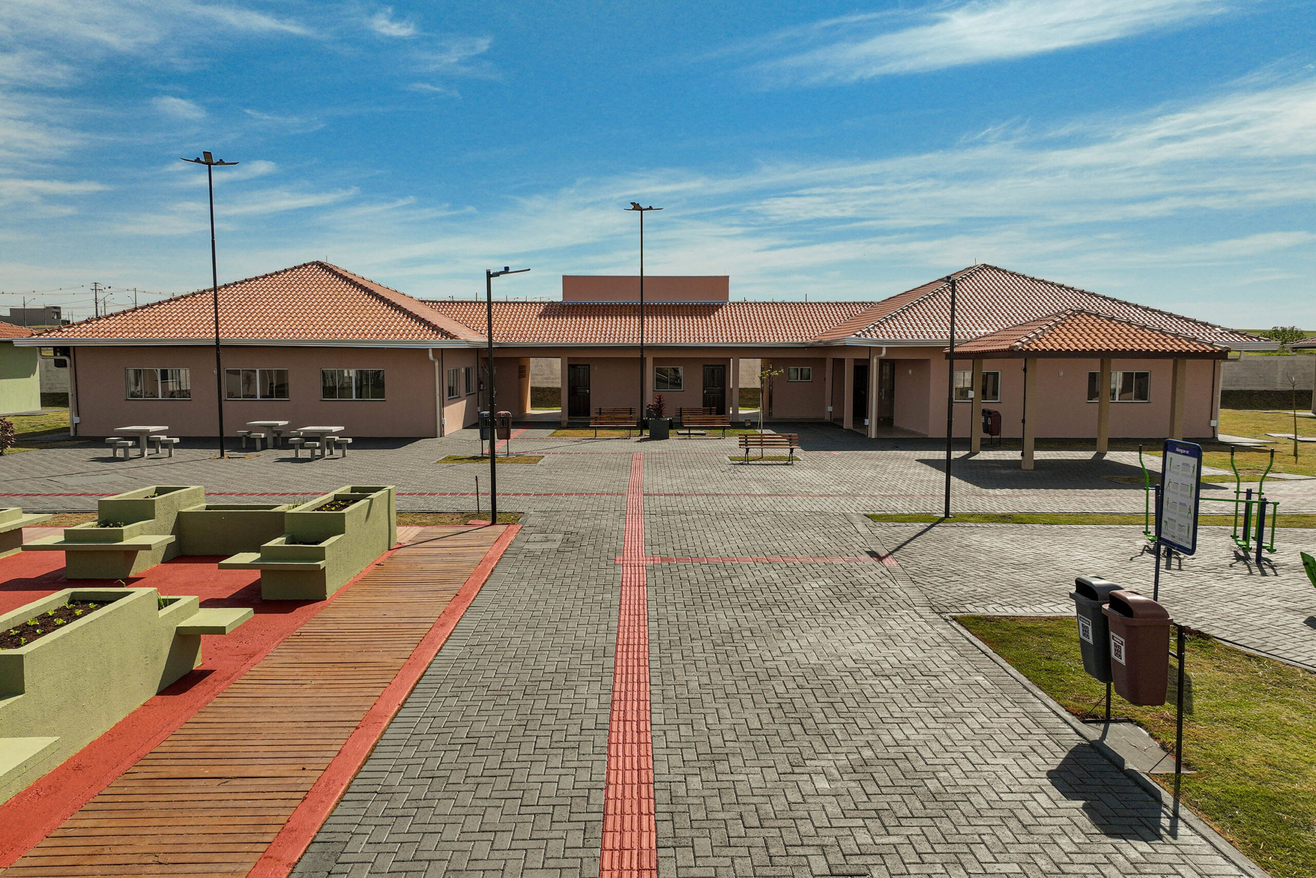 Com piscina e mobília, Ratinho Junior inaugura Condomínio do Idoso de Arapongas