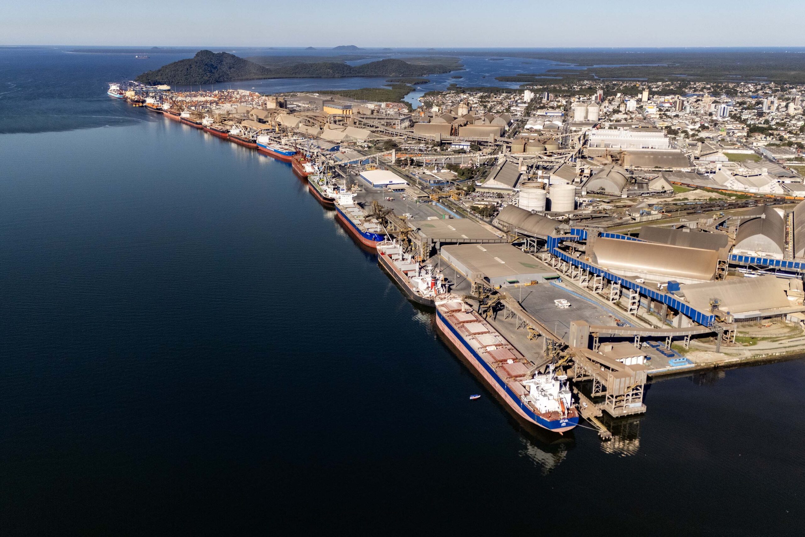 Porto de Paranaguá registra movimento histórico de mais de 2,5 mil caminhões em 24 horas