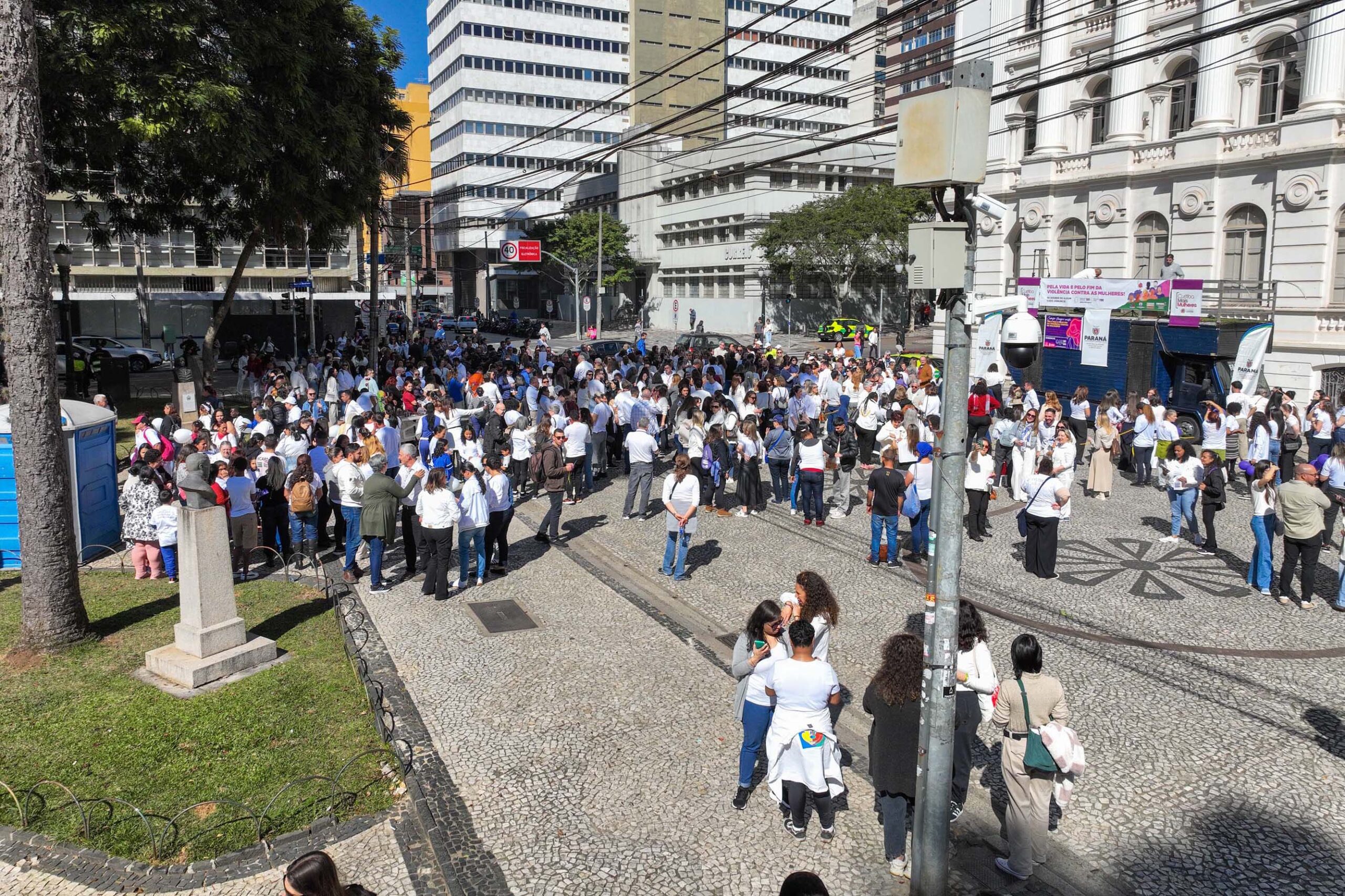 Caminhada contra o feminicídio reúne 2 mil pessoas em Curitiba: ato acontece em 181 cidades