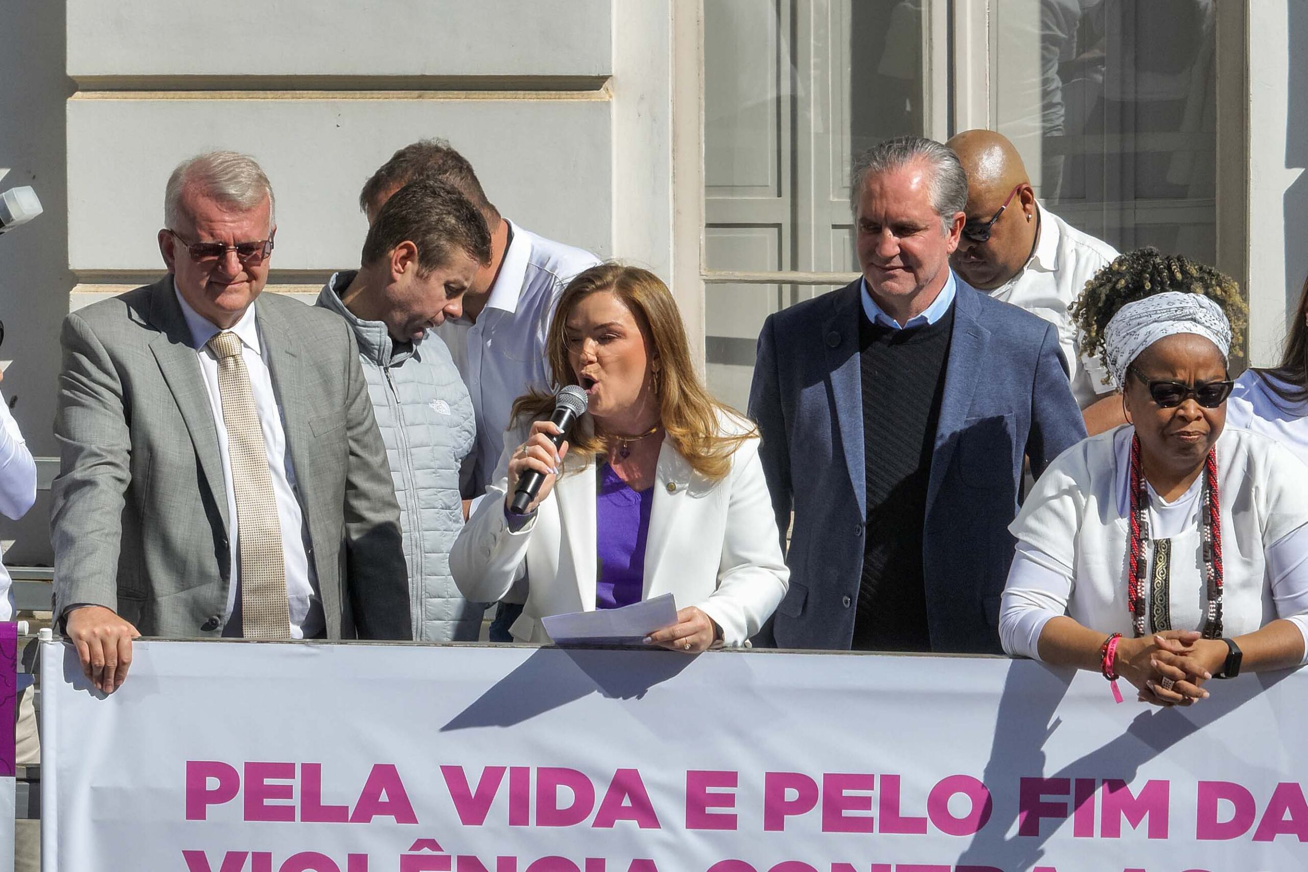 Caminhada contra o feminicídio reúne 2 mil pessoas em Curitiba: ato acontece em 181 cidades