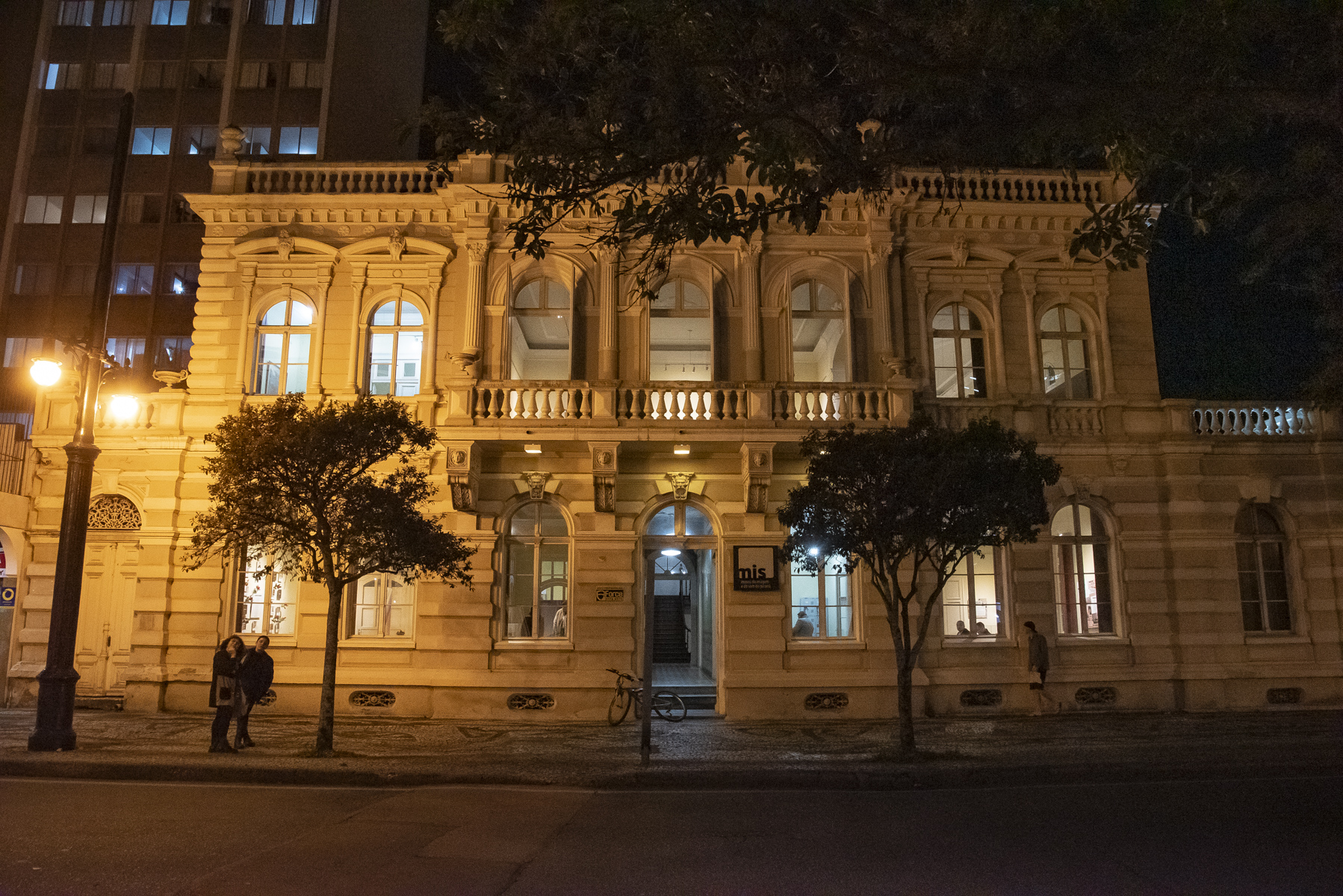Programação de julho no MIS-PR tem oficina para avós e netos, cinema e visitas guiadas