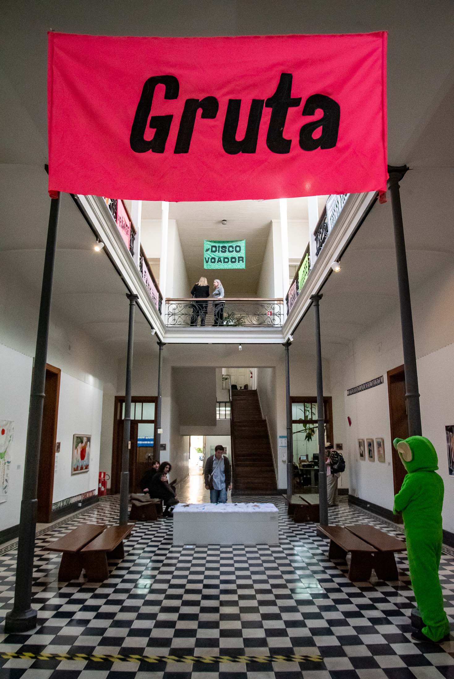 MAC Paraná promove visita mediada e bate-papo em exposição que explora o mágico e o onírico