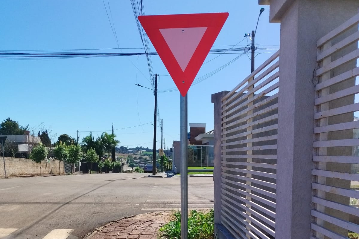 Com R$ 1,3 milhão do Estado, nova sinalização viária é concluída em oito municípios