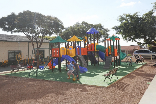 Prefeitura instala novos parquinhos e garante lazer e bem-estar para famílias em Cascavel