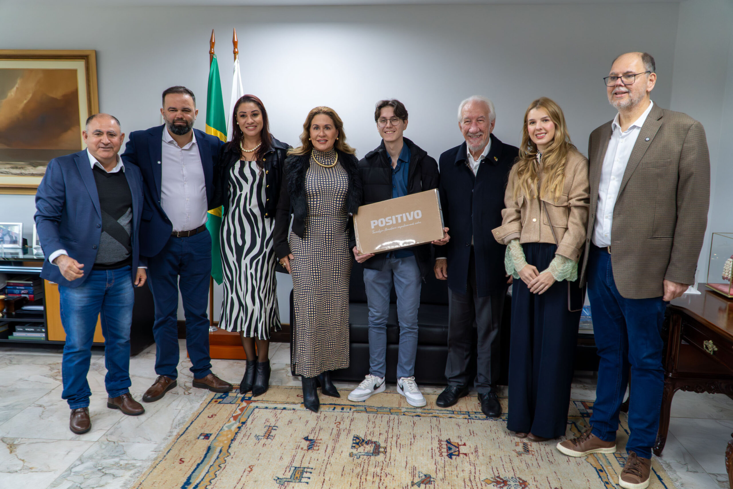 Aluno do Paraná que vai representar Brasil em Olimpíada de IA ganha notebook e conta trajetória