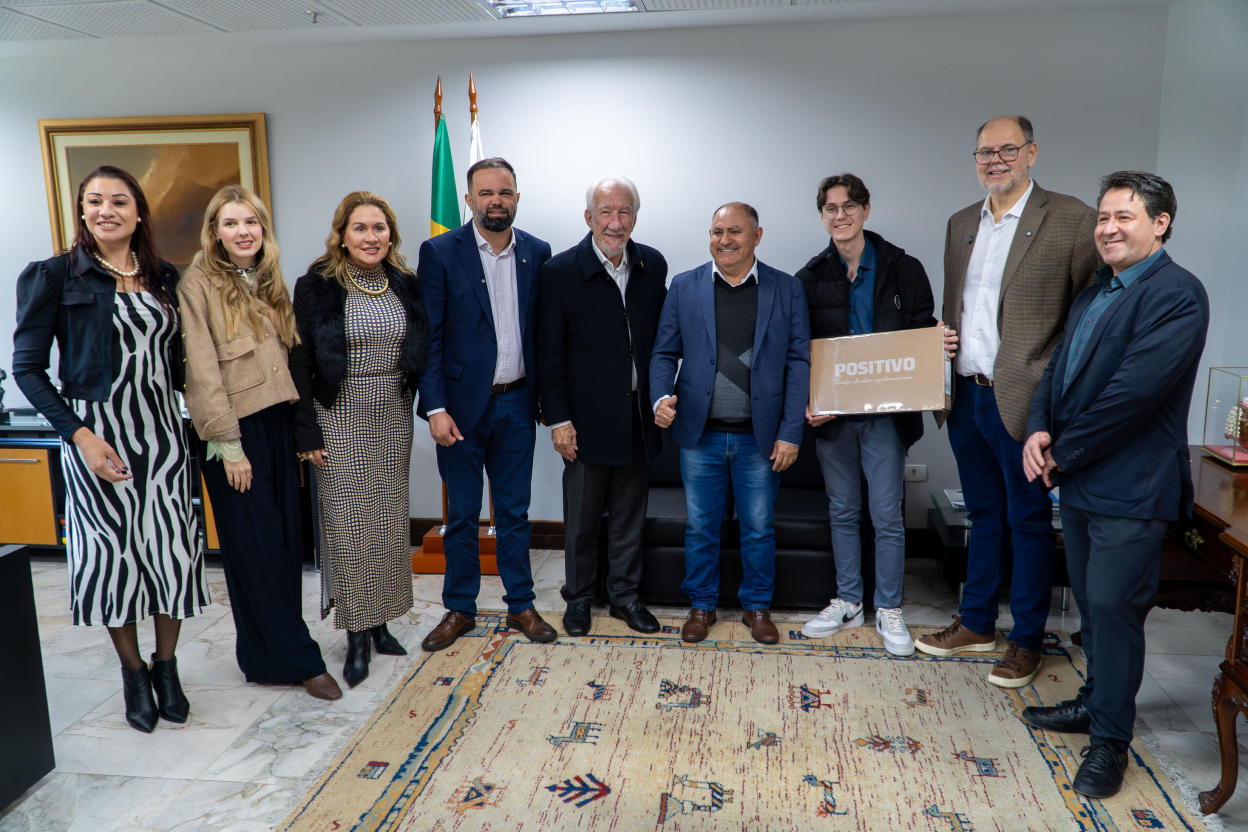 Aluno do Paraná que vai representar Brasil em Olimpíada de IA ganha notebook e conta trajetória