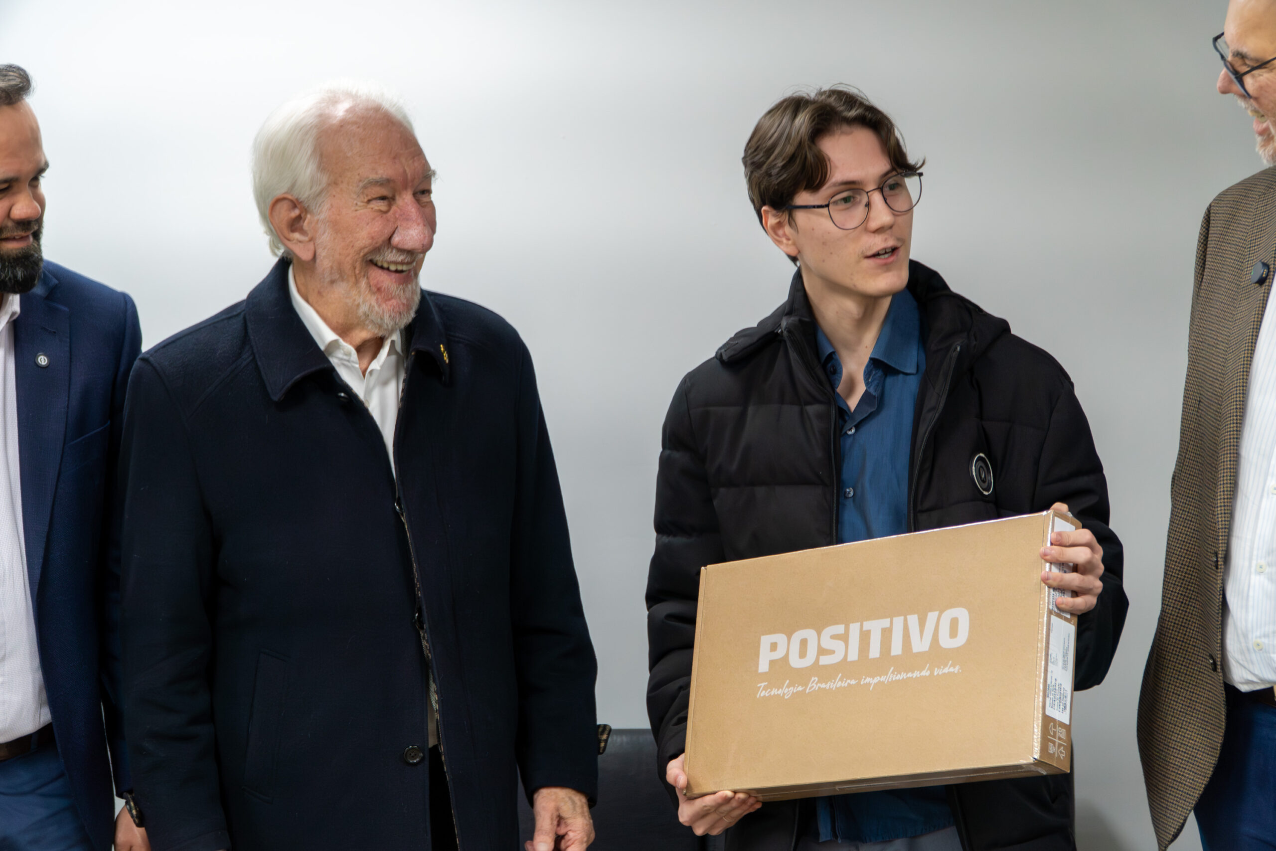 Aluno do Paraná que vai representar Brasil em Olimpíada de IA ganha notebook e conta trajetória