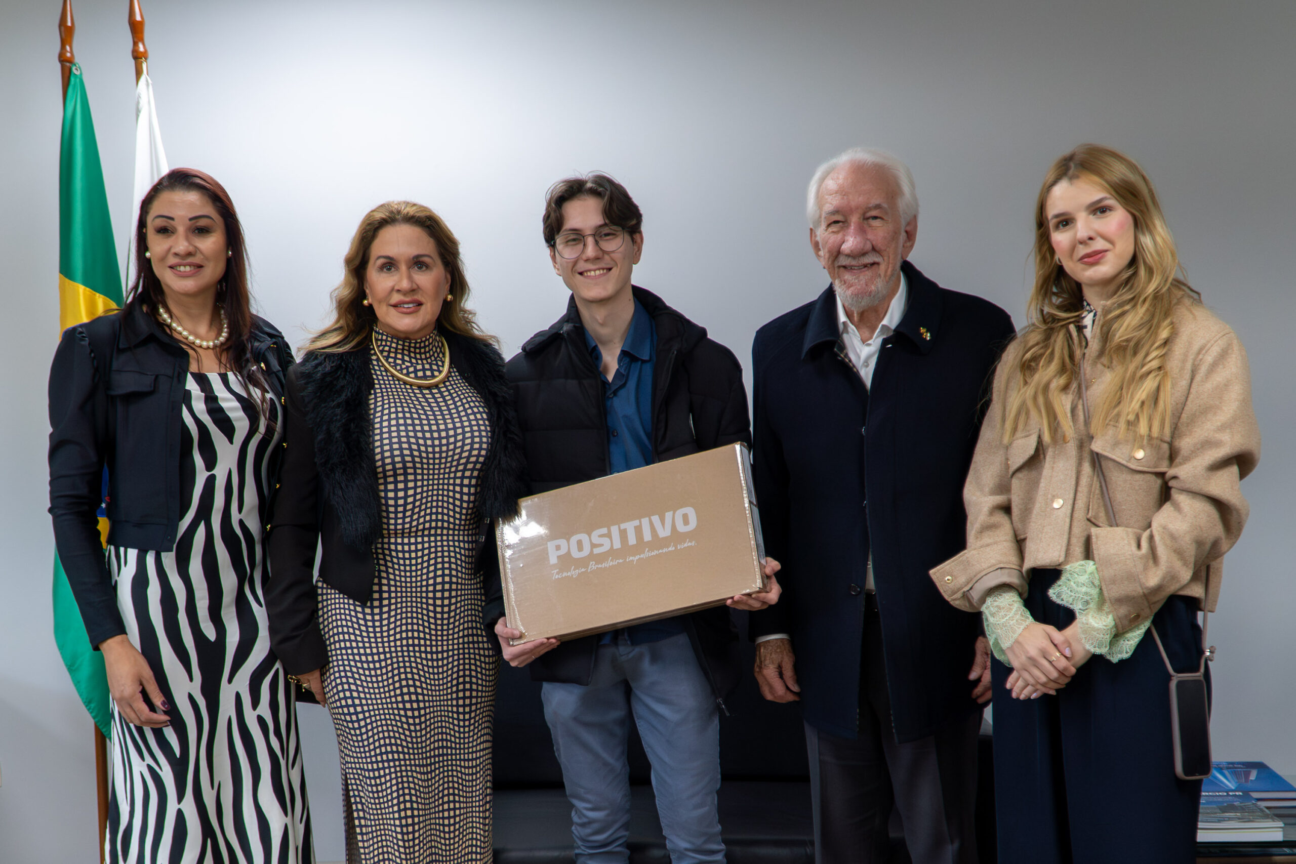 Aluno do Paraná que vai representar Brasil em Olimpíada de IA ganha notebook e conta trajetória
