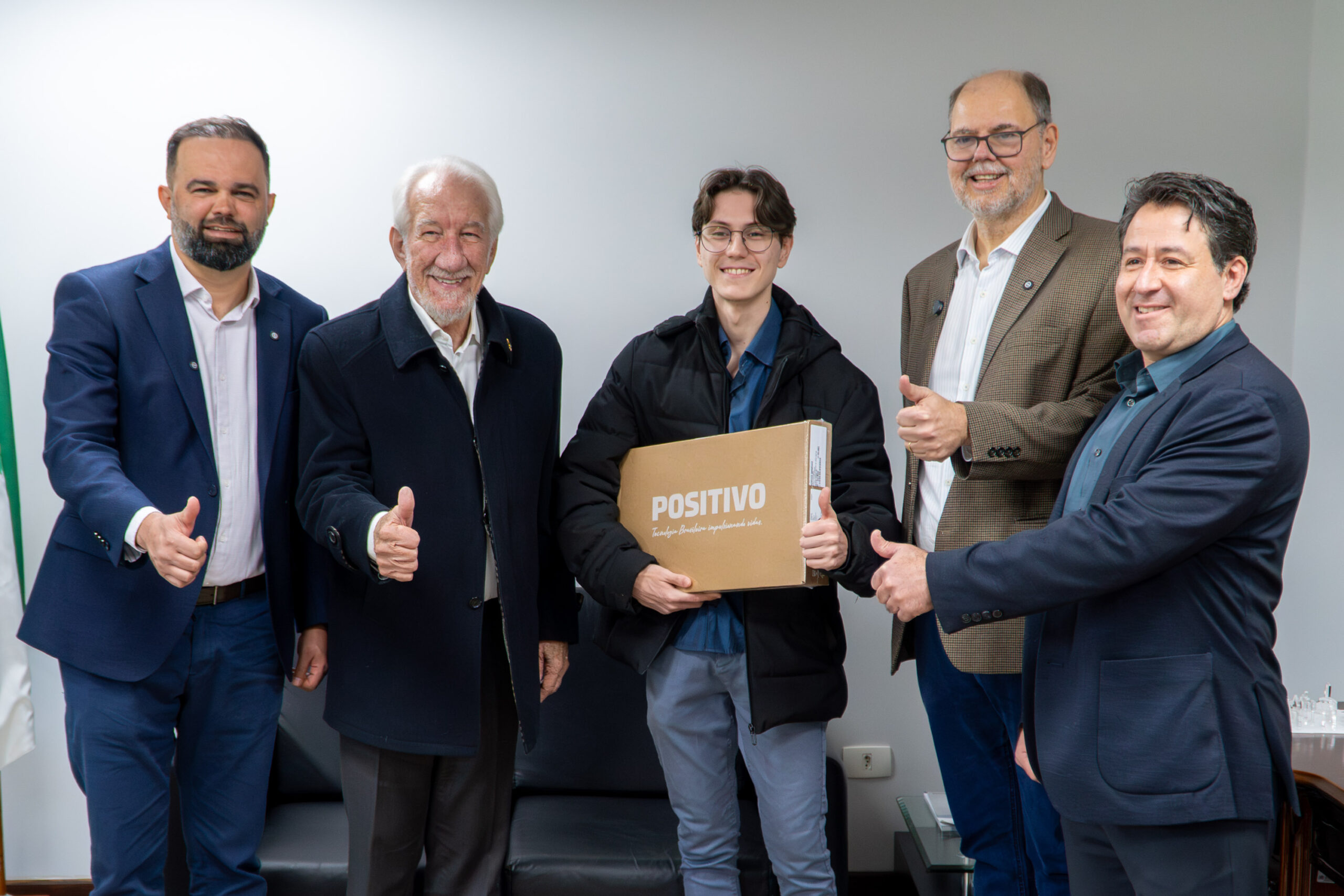 Aluno do Paraná que vai representar Brasil em Olimpíada de IA ganha notebook e conta trajetória