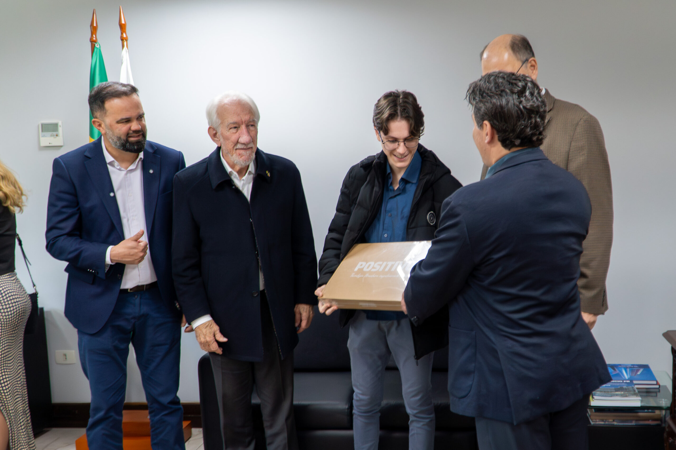 Aluno do Paraná que vai representar Brasil em Olimpíada de IA ganha notebook e conta trajetória