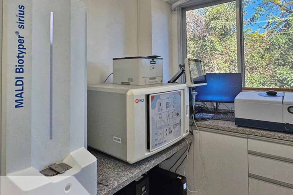 Laboratório da UEM recebe equipamentos pioneiros para realização de exames
