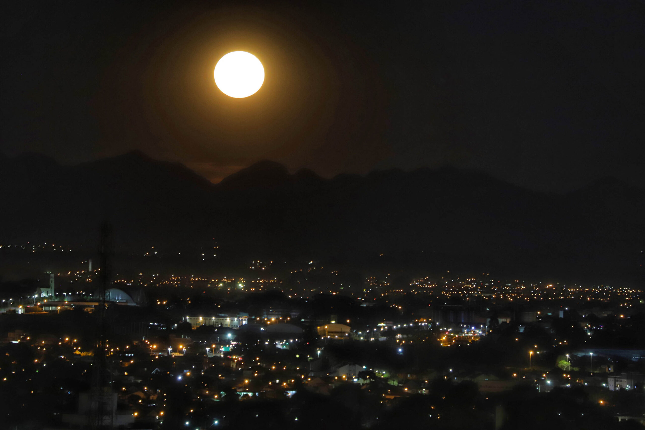 “Lua do Veado” terá melhor visibilidade no Noroeste, Oeste e Norte do Paraná, prevê Simepar