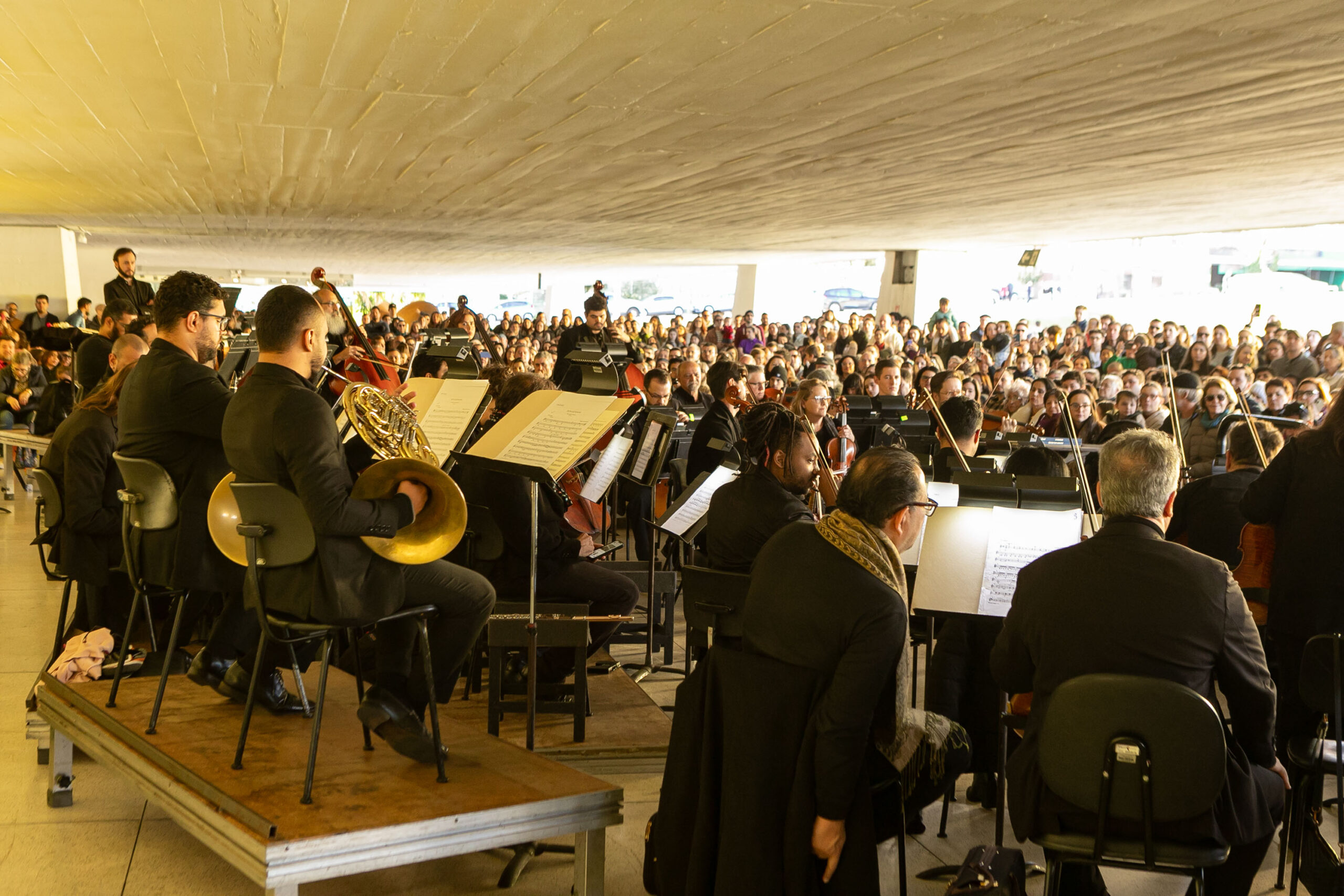 Orquestra Sinfônica leva 1.800 pessoas no vão-livre do MON para celebrar a obra de Mozart