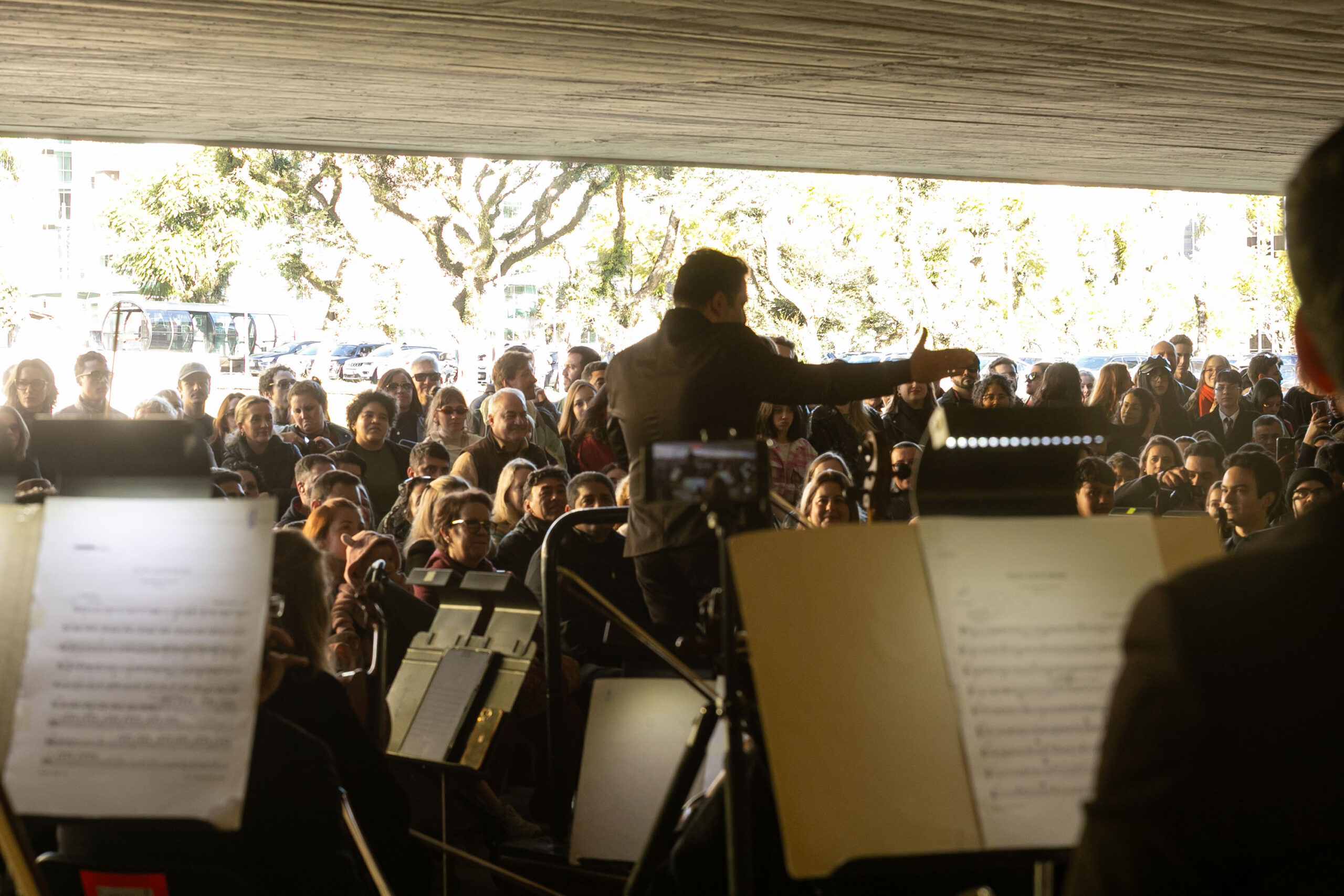 Orquestra Sinfônica leva 1.800 pessoas no vão-livre do MON para celebrar a obra de Mozart