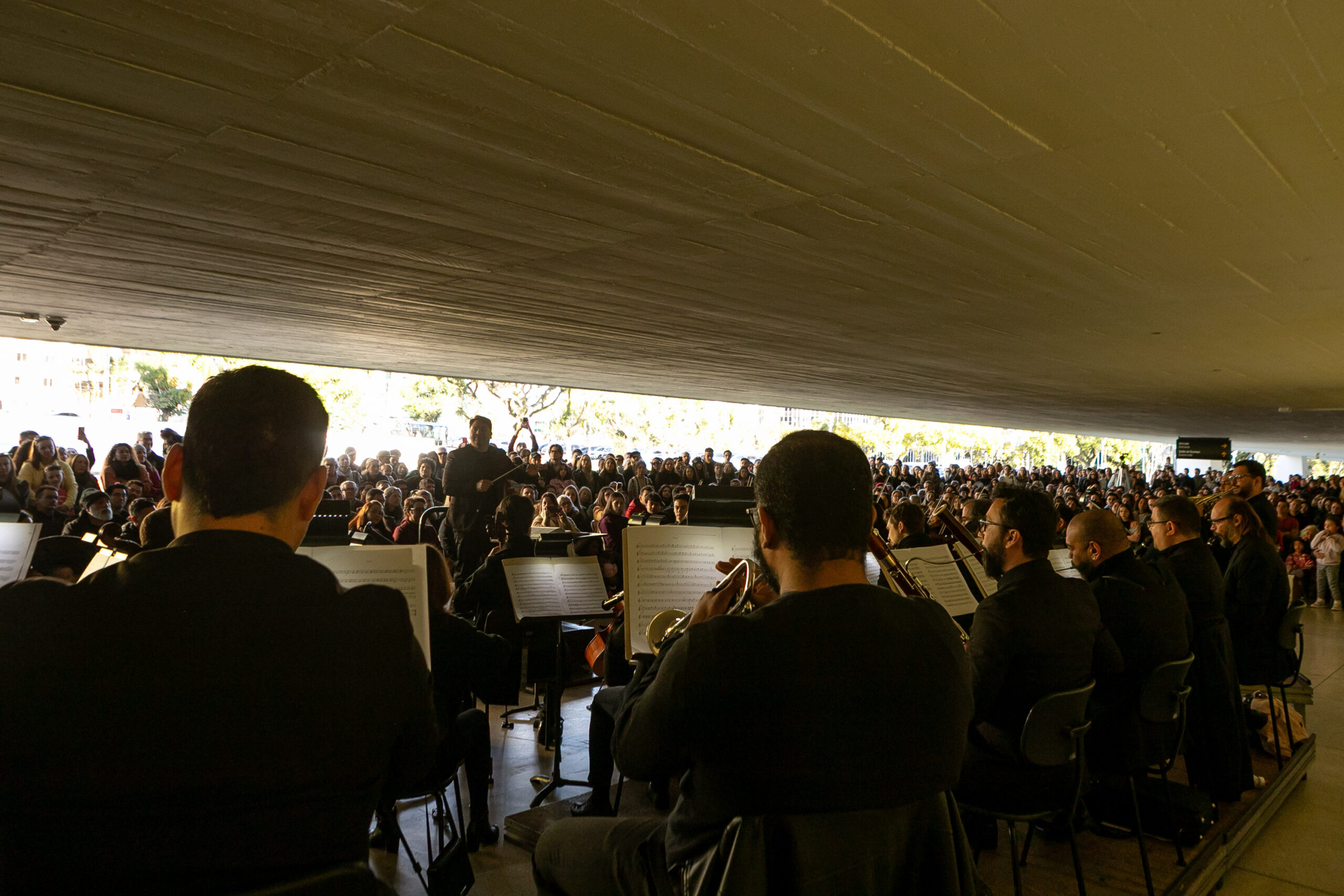 Orquestra Sinfônica leva 1.800 pessoas no vão-livre do MON para celebrar a obra de Mozart