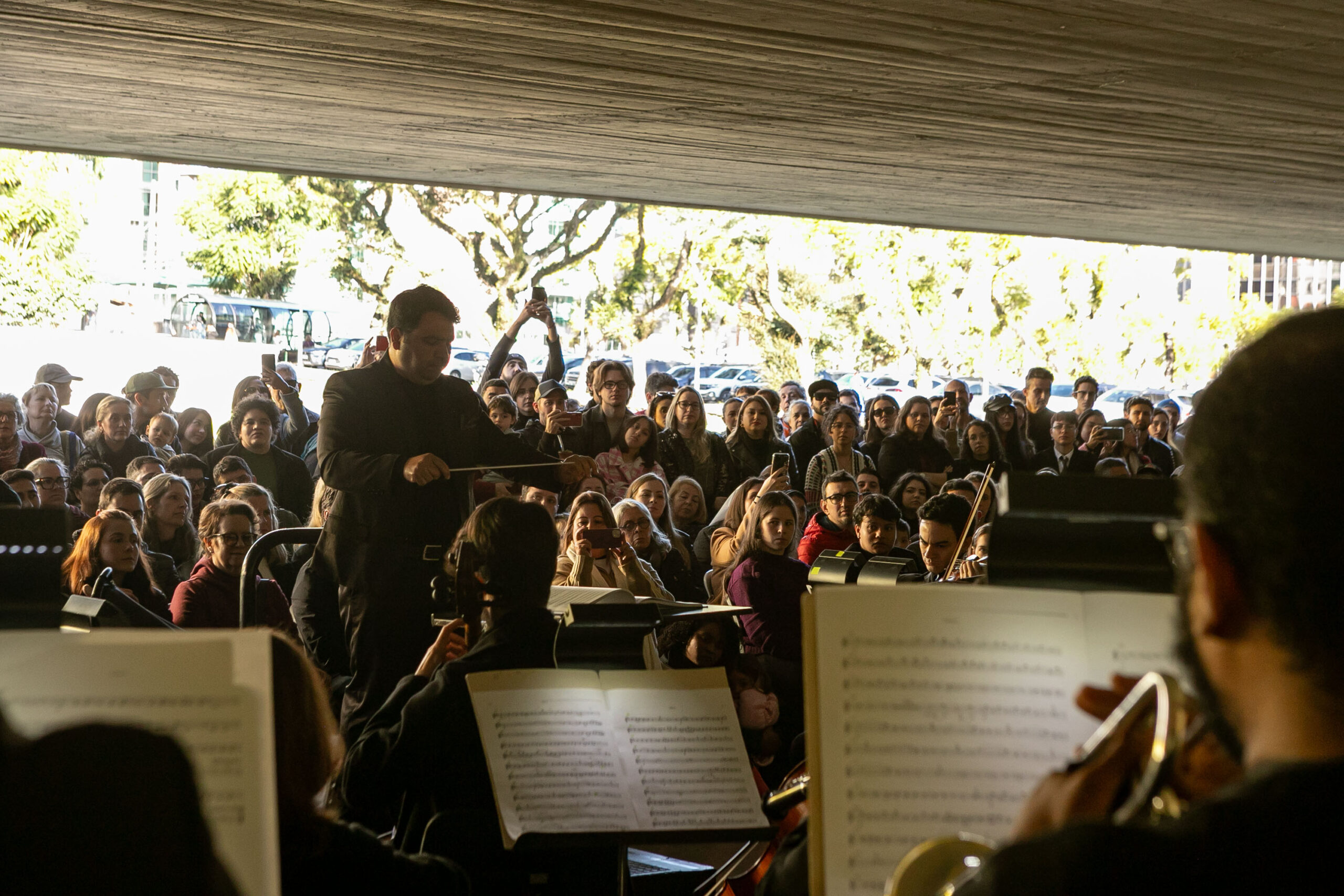 Orquestra Sinfônica leva 1.800 pessoas no vão-livre do MON para celebrar a obra de Mozart