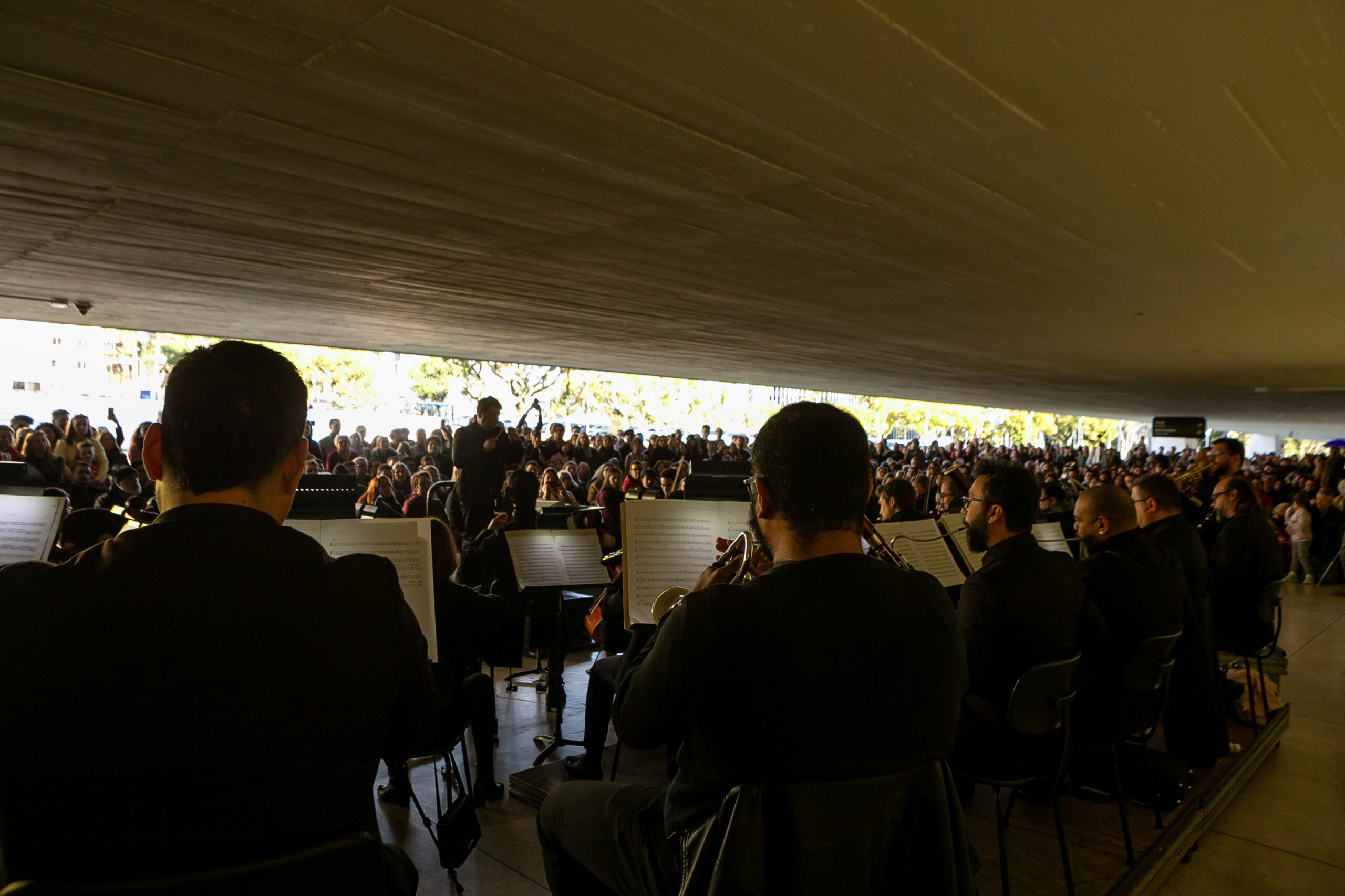 Orquestra Sinfônica leva 1.800 pessoas no vão-livre do MON para celebrar a obra de Mozart