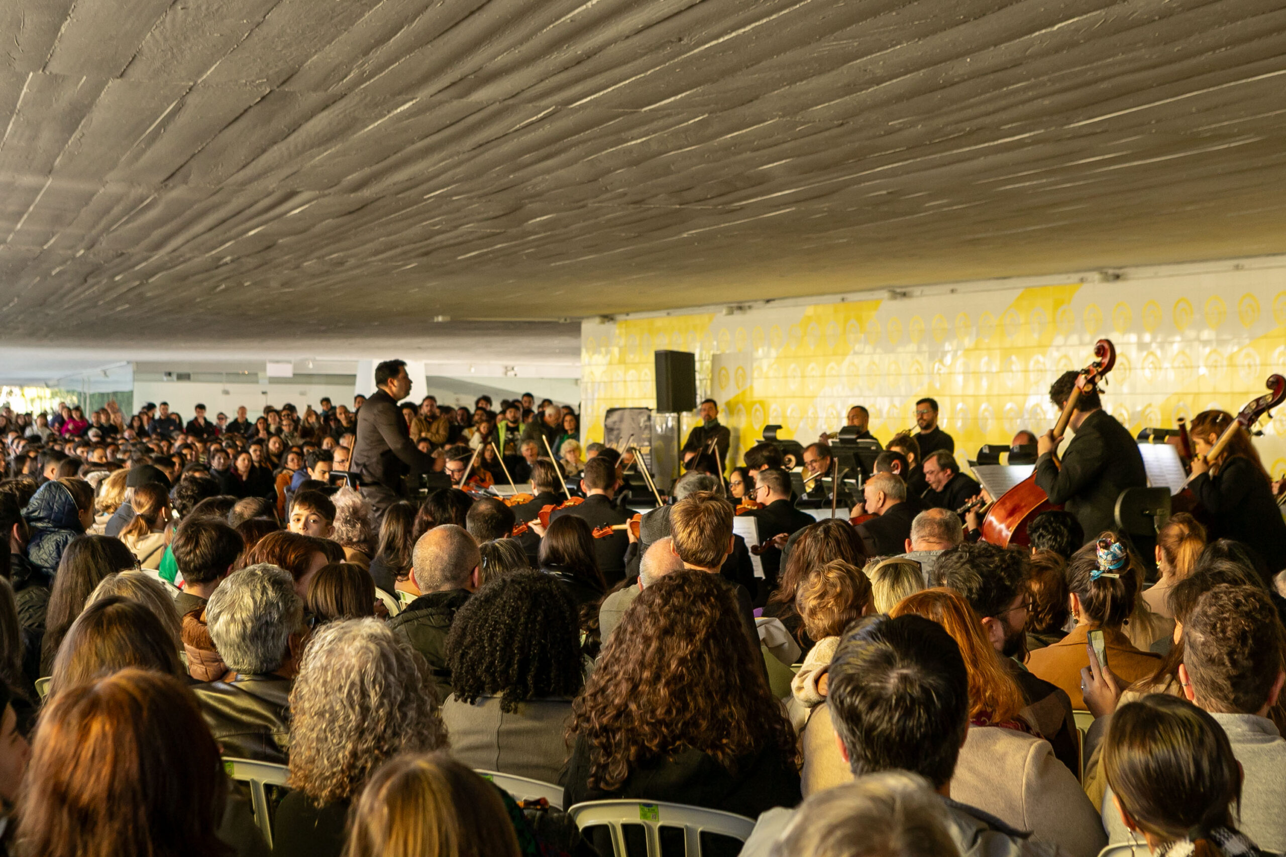 Orquestra Sinfônica leva 1.800 pessoas no vão-livre do MON para celebrar a obra de Mozart