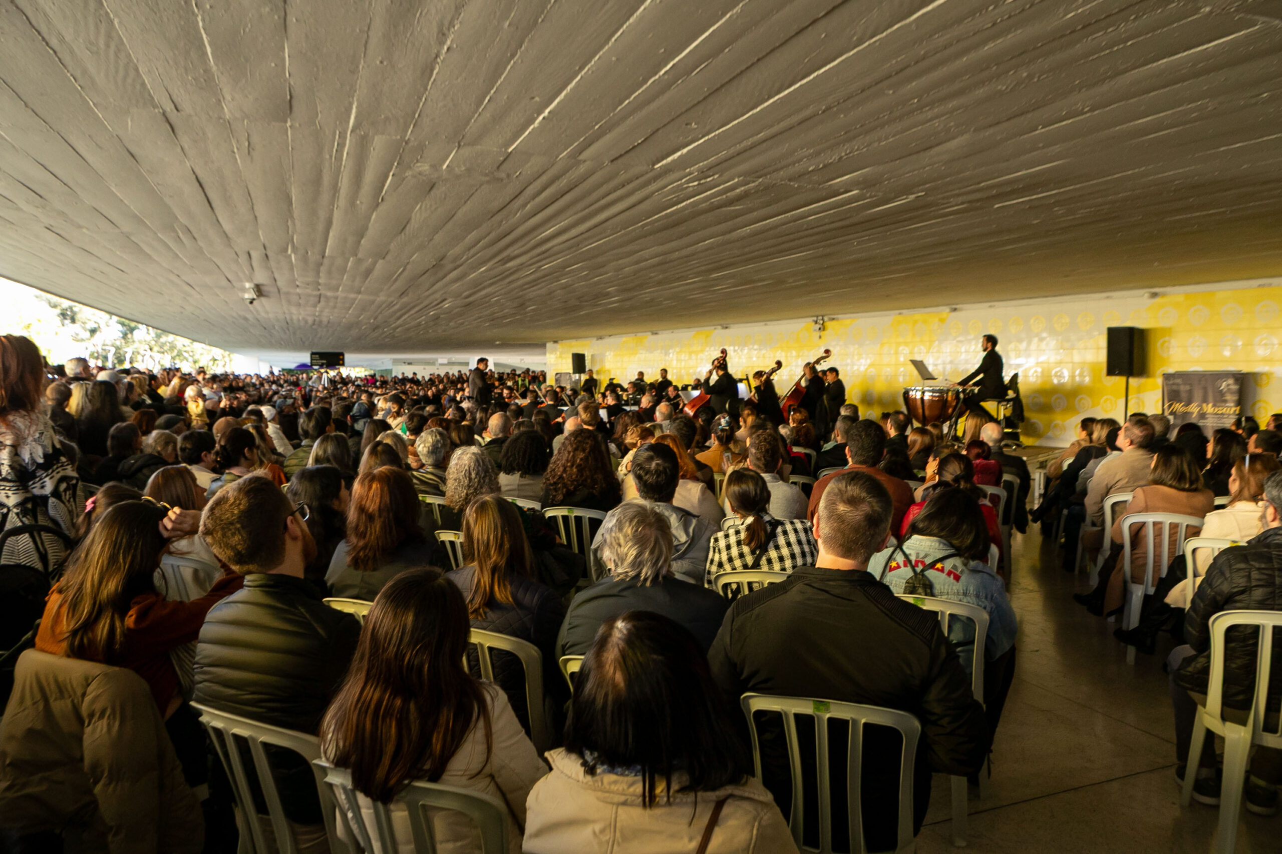 Orquestra Sinfônica leva 1.800 pessoas no vão-livre do MON para celebrar a obra de Mozart