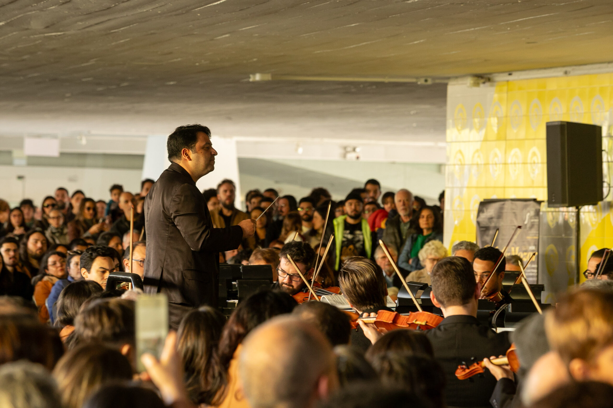 Orquestra Sinfônica leva 1.800 pessoas no vão-livre do MON para celebrar a obra de Mozart