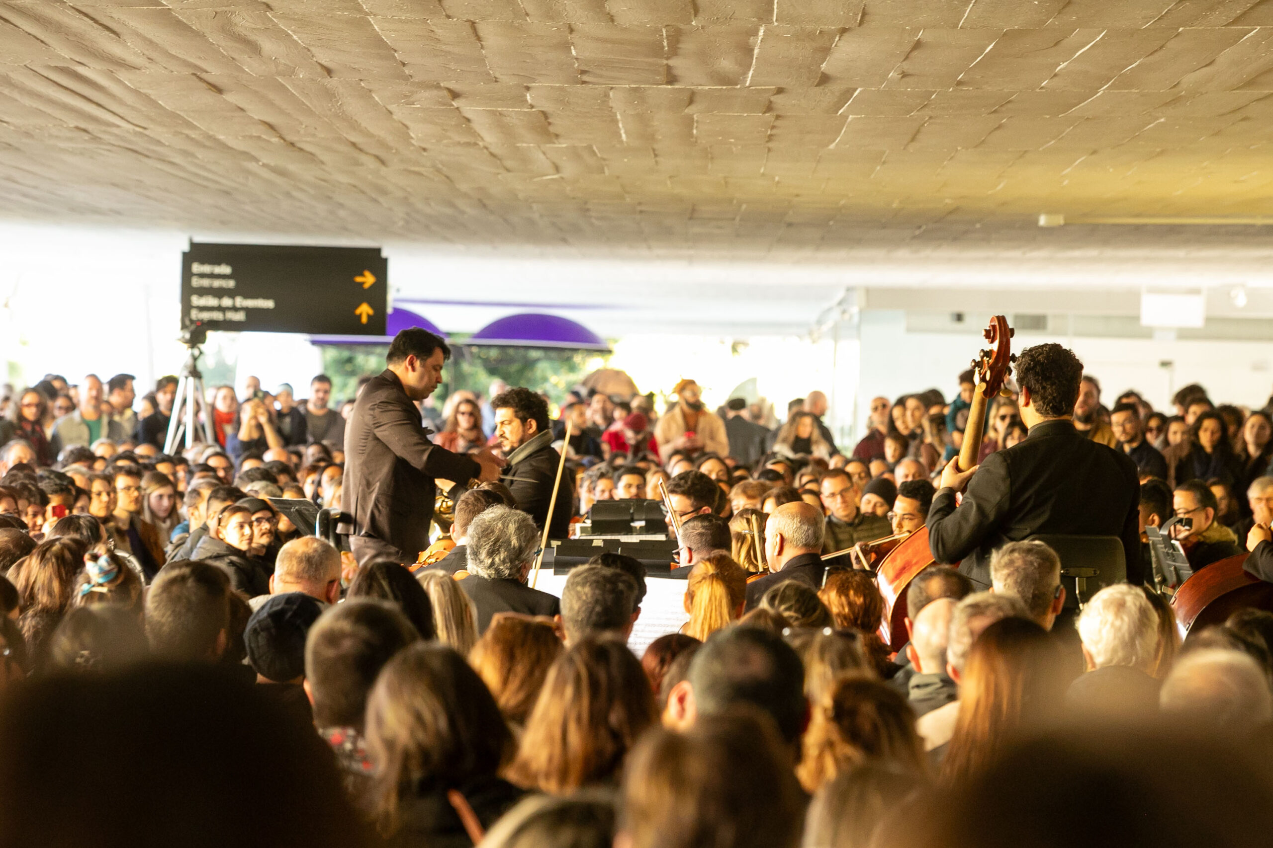 Orquestra Sinfônica leva 1.800 pessoas no vão-livre do MON para celebrar a obra de Mozart