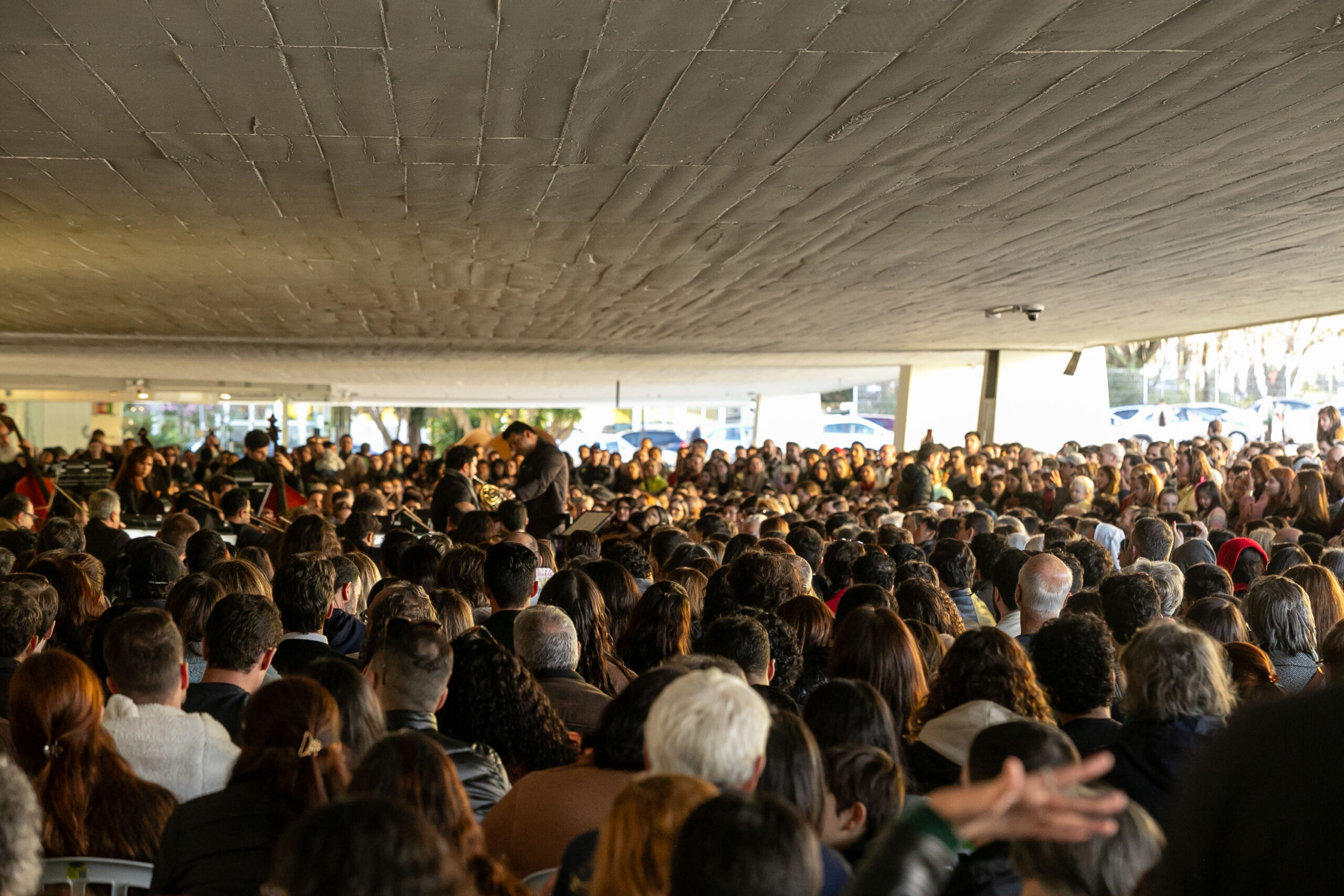 Orquestra Sinfônica leva 1.800 pessoas no vão-livre do MON para celebrar a obra de Mozart