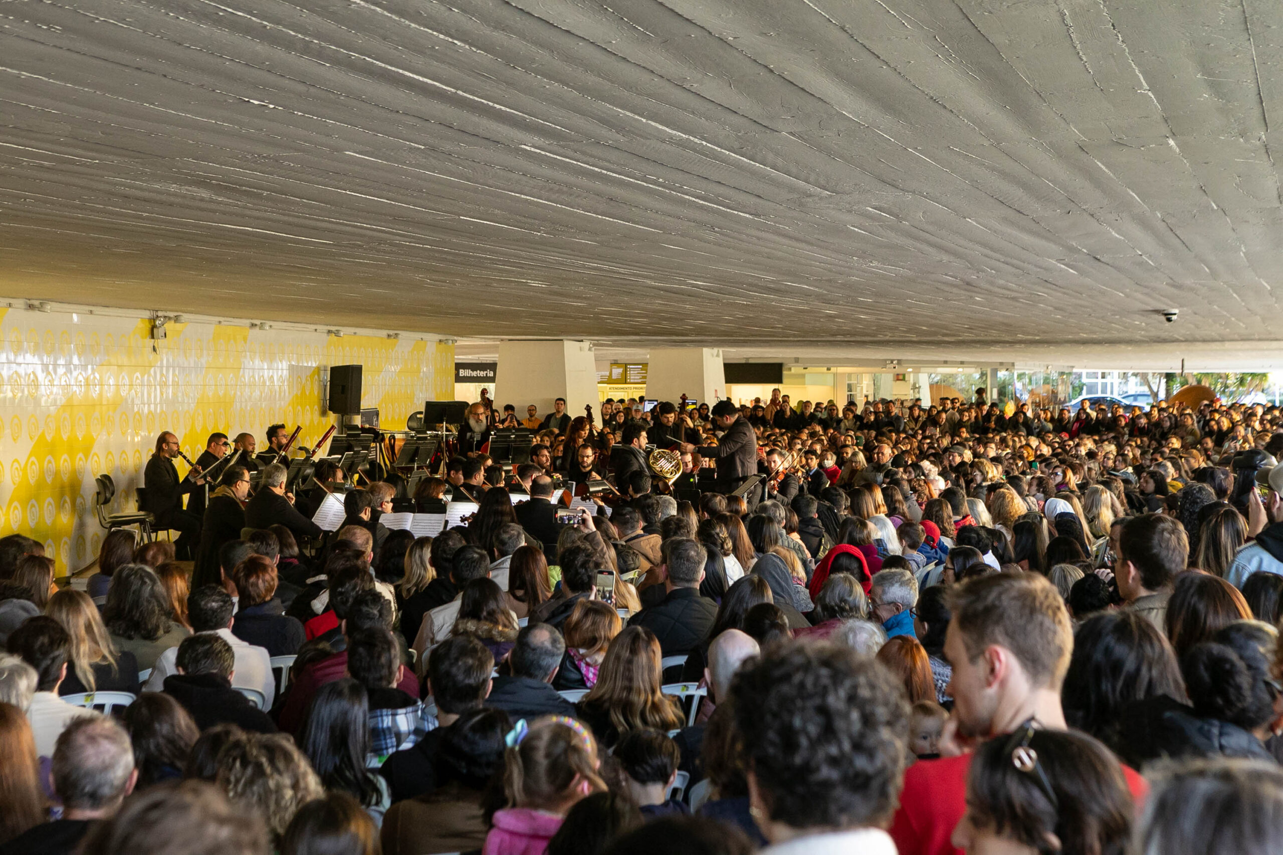 Orquestra Sinfônica leva 1.800 pessoas no vão-livre do MON para celebrar a obra de Mozart