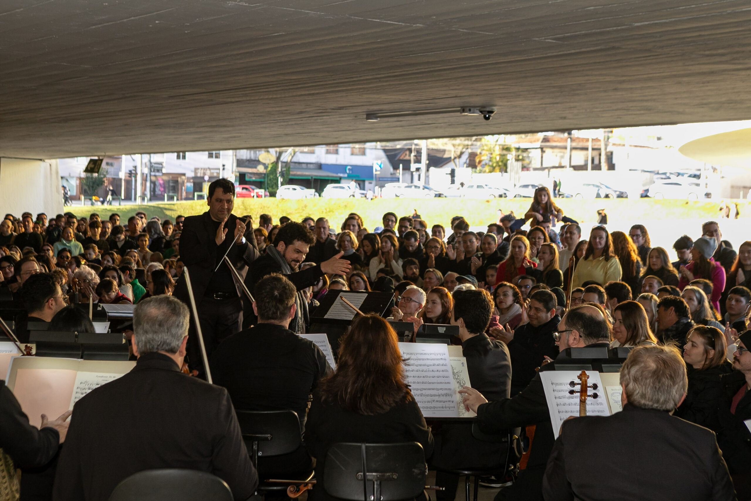 Orquestra Sinfônica leva 1.800 pessoas no vão-livre do MON para celebrar a obra de Mozart