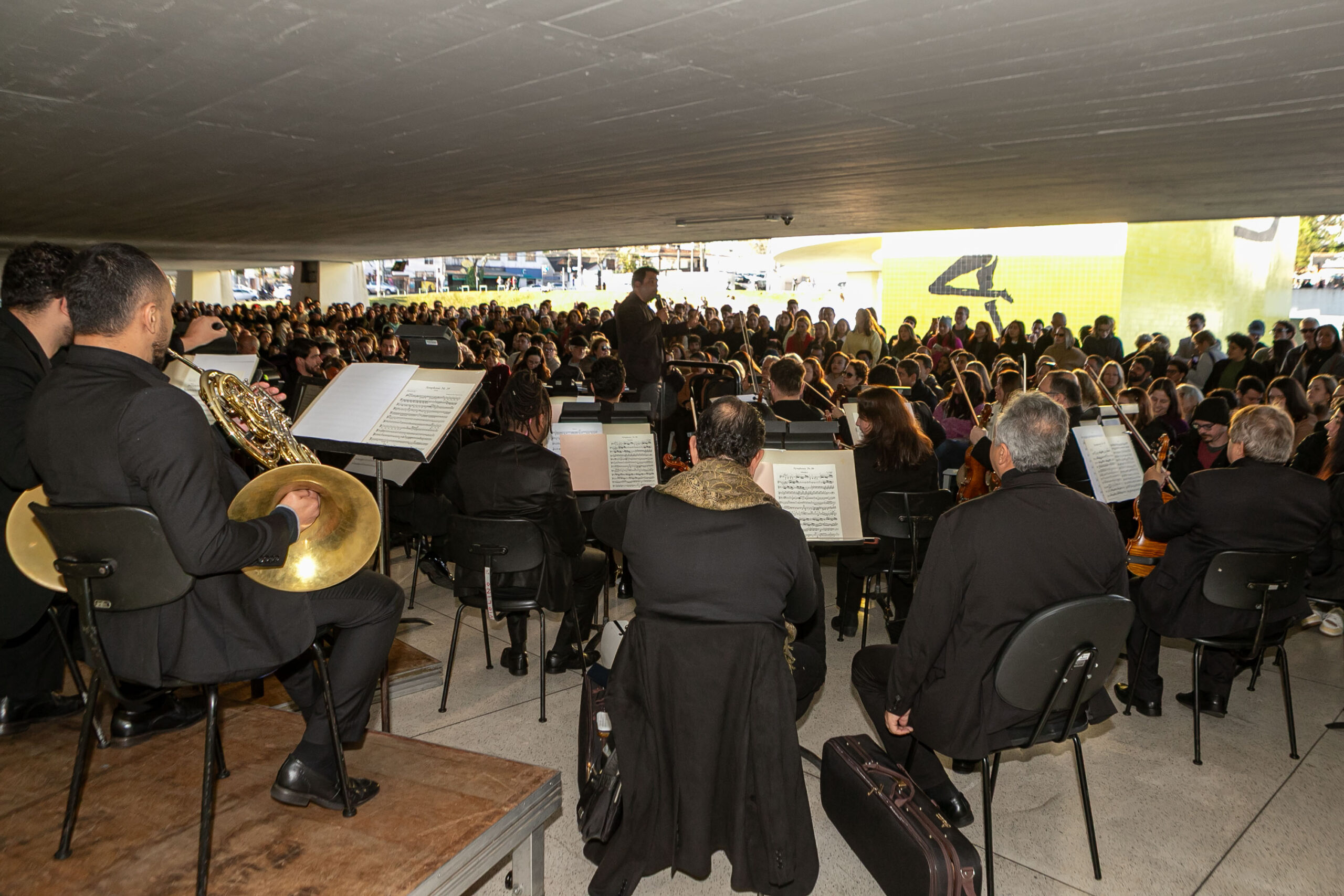 Orquestra Sinfônica leva 1.800 pessoas no vão-livre do MON para celebrar a obra de Mozart