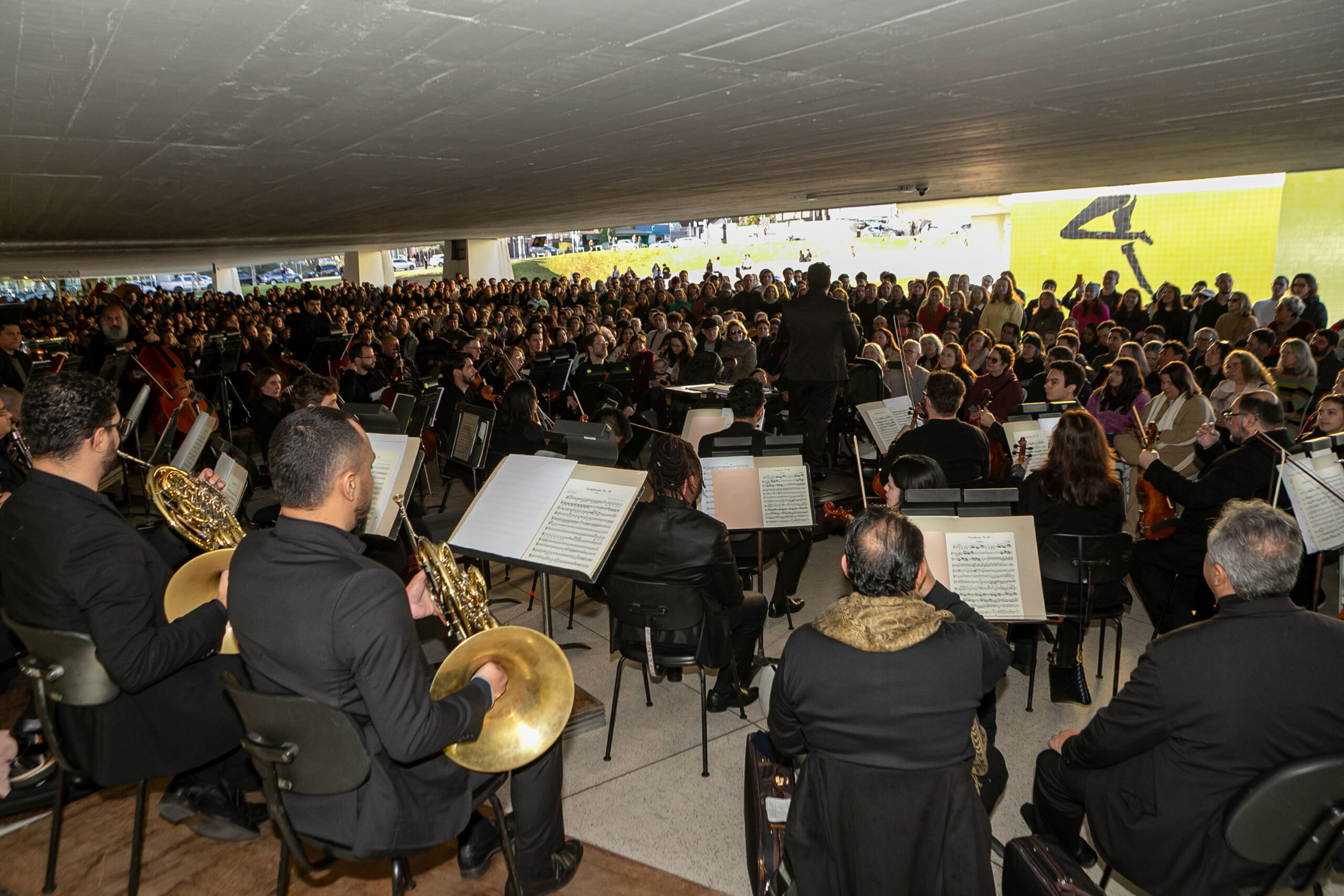 Orquestra Sinfônica leva 1.800 pessoas no vão-livre do MON para celebrar a obra de Mozart
