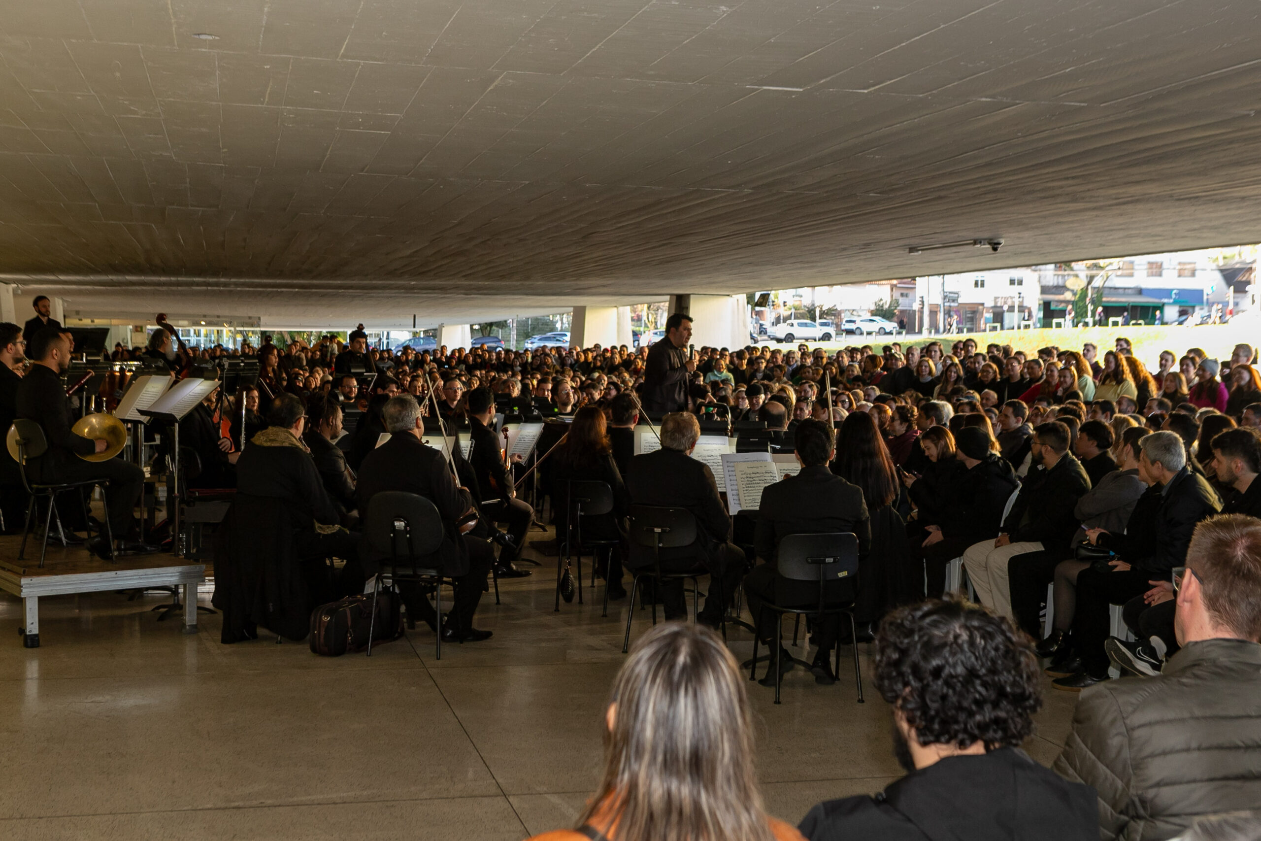 Orquestra Sinfônica leva 1.800 pessoas no vão-livre do MON para celebrar a obra de Mozart