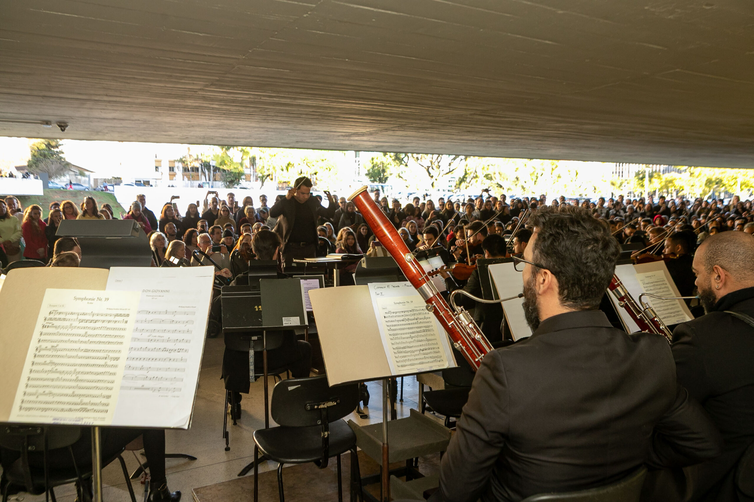 Orquestra Sinfônica leva 1.800 pessoas no vão-livre do MON para celebrar a obra de Mozart
