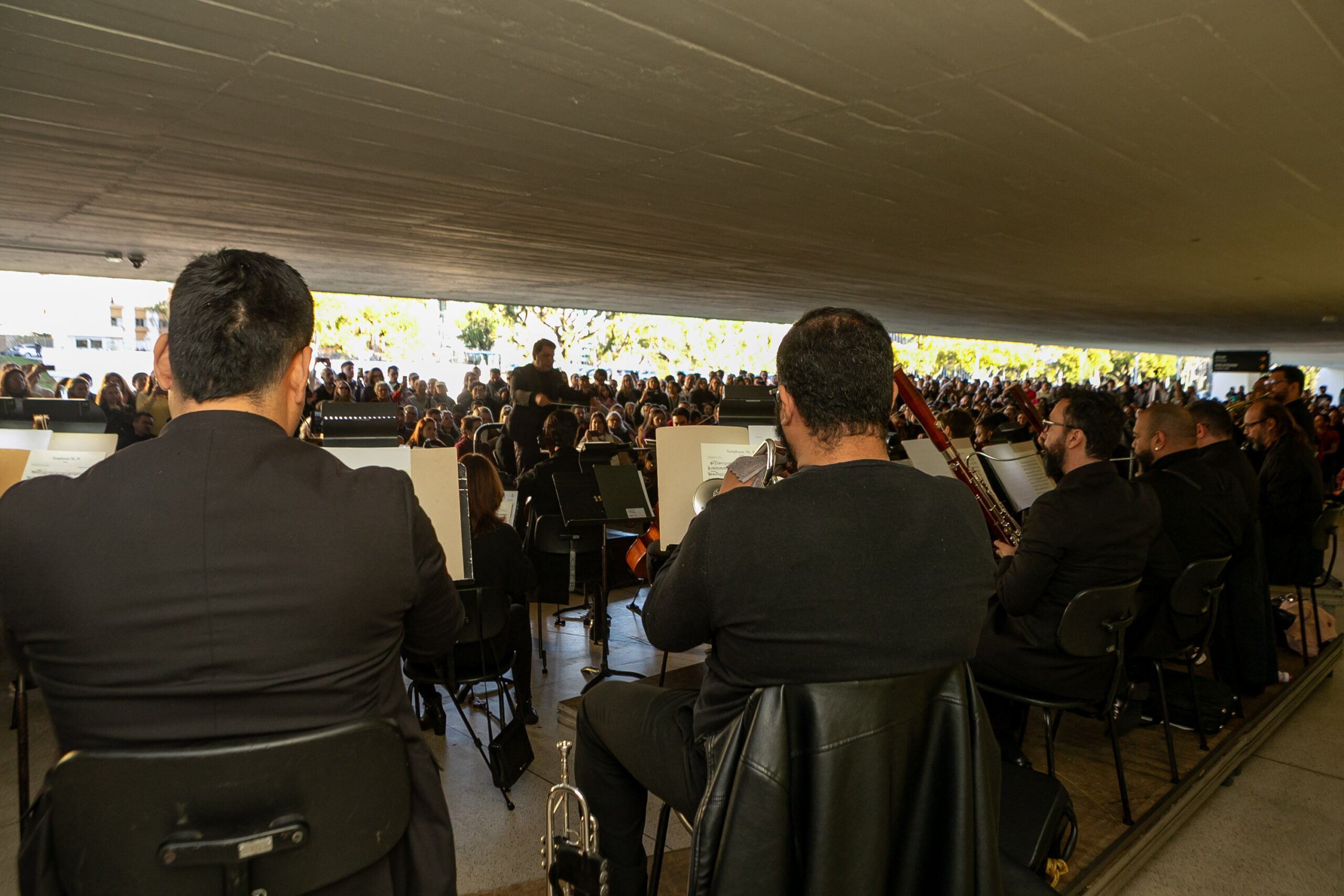Orquestra Sinfônica leva 1.800 pessoas no vão-livre do MON para celebrar a obra de Mozart