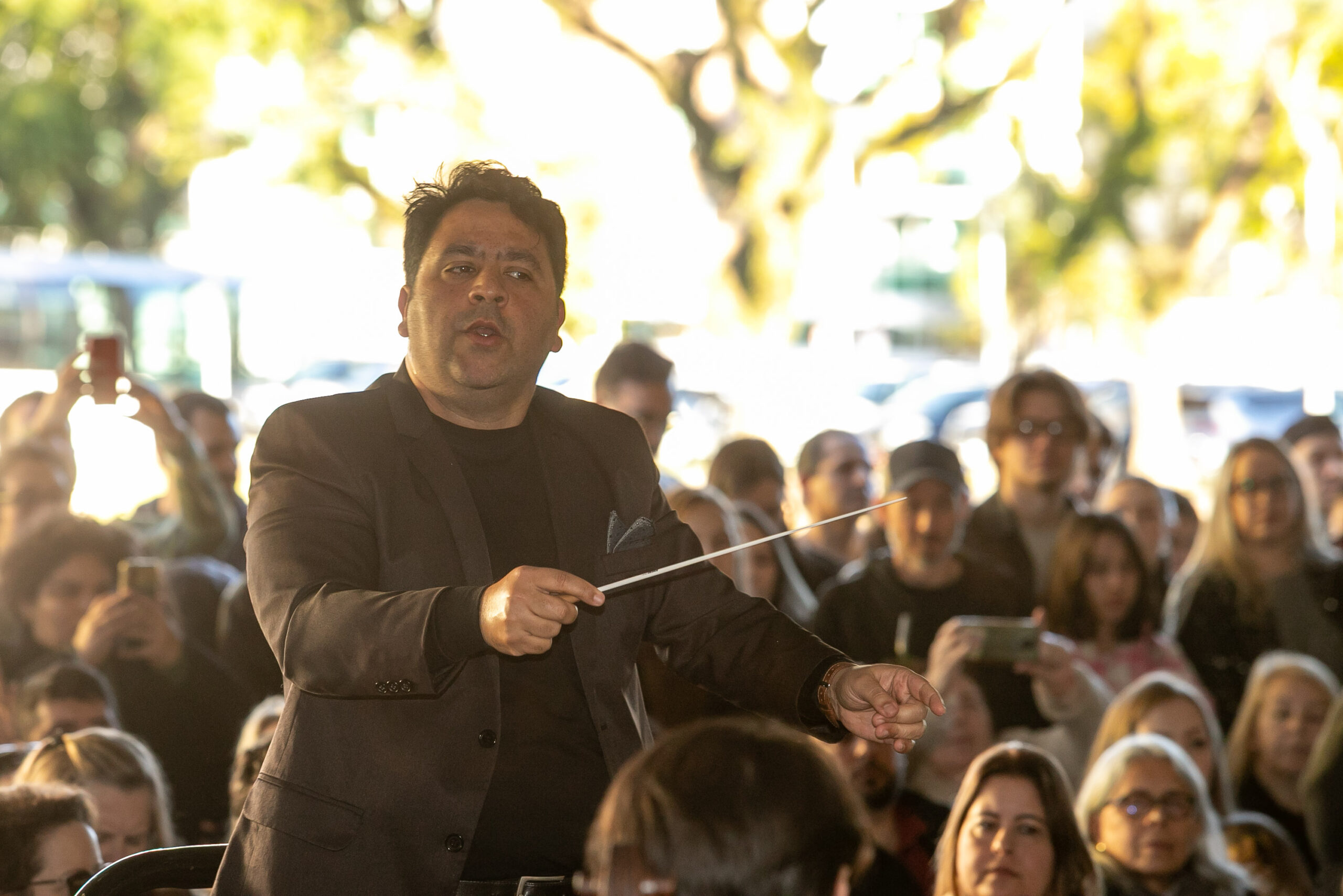 Orquestra Sinfônica leva 1.800 pessoas no vão-livre do MON para celebrar a obra de Mozart