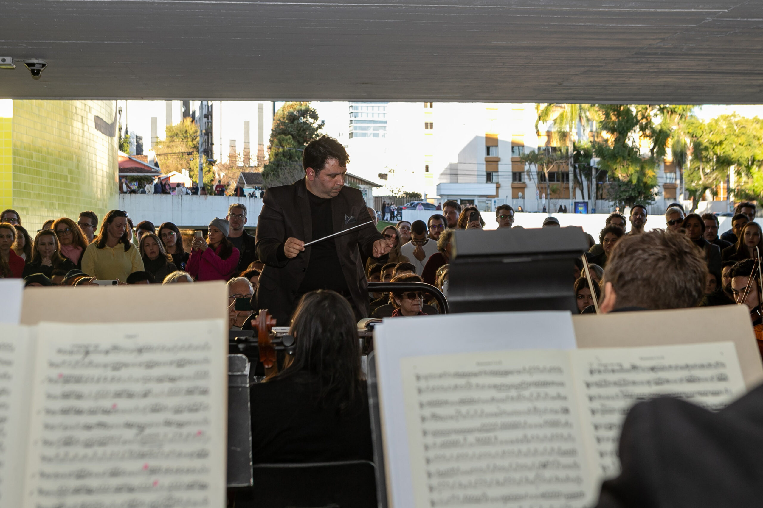 Orquestra Sinfônica leva 1.800 pessoas no vão-livre do MON para celebrar a obra de Mozart