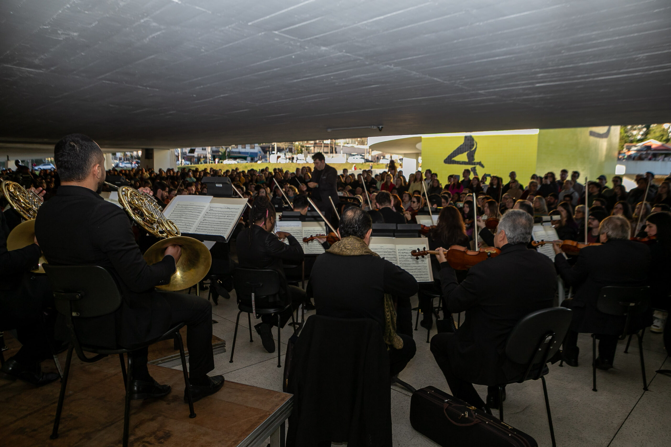 Orquestra Sinfônica leva 1.800 pessoas no vão-livre do MON para celebrar a obra de Mozart
