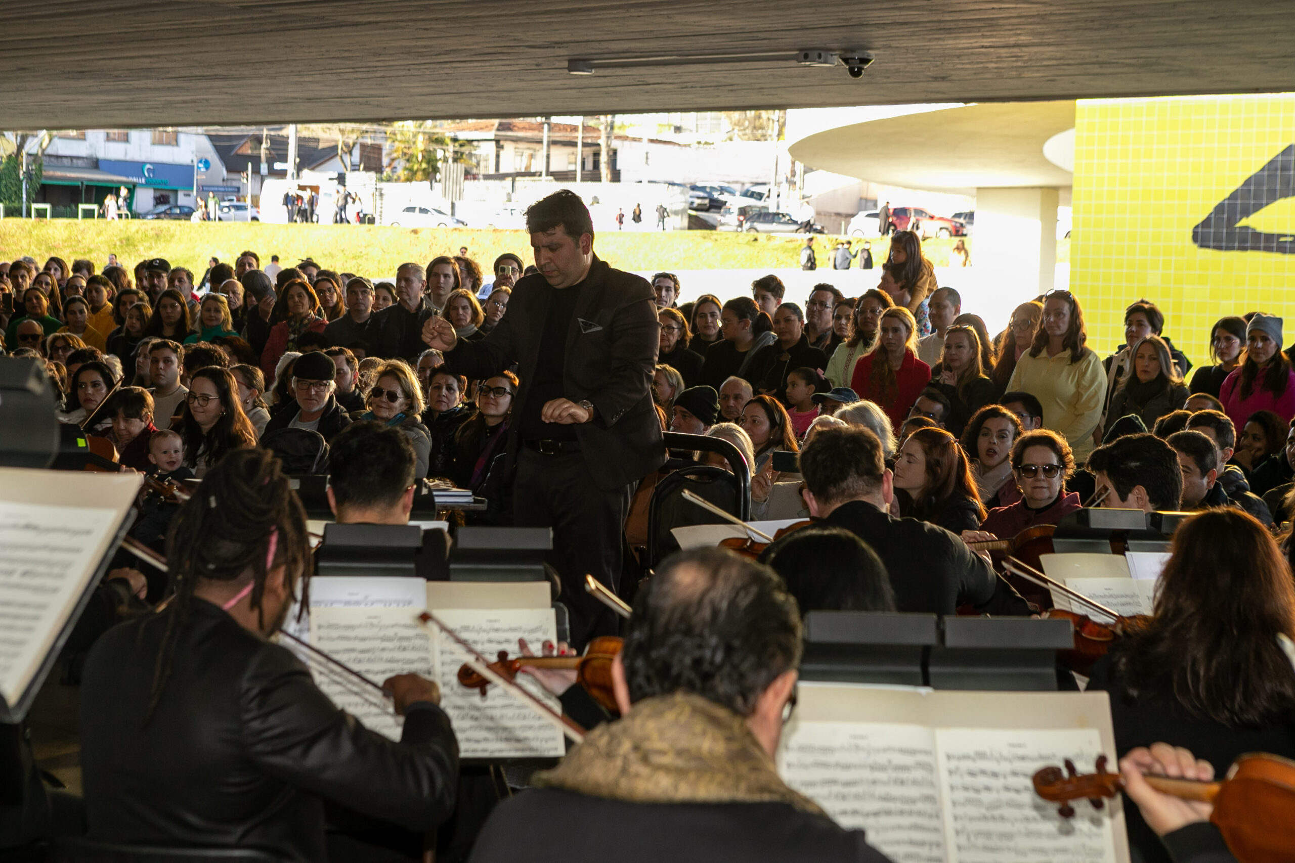 Orquestra Sinfônica leva 1.800 pessoas no vão-livre do MON para celebrar a obra de Mozart