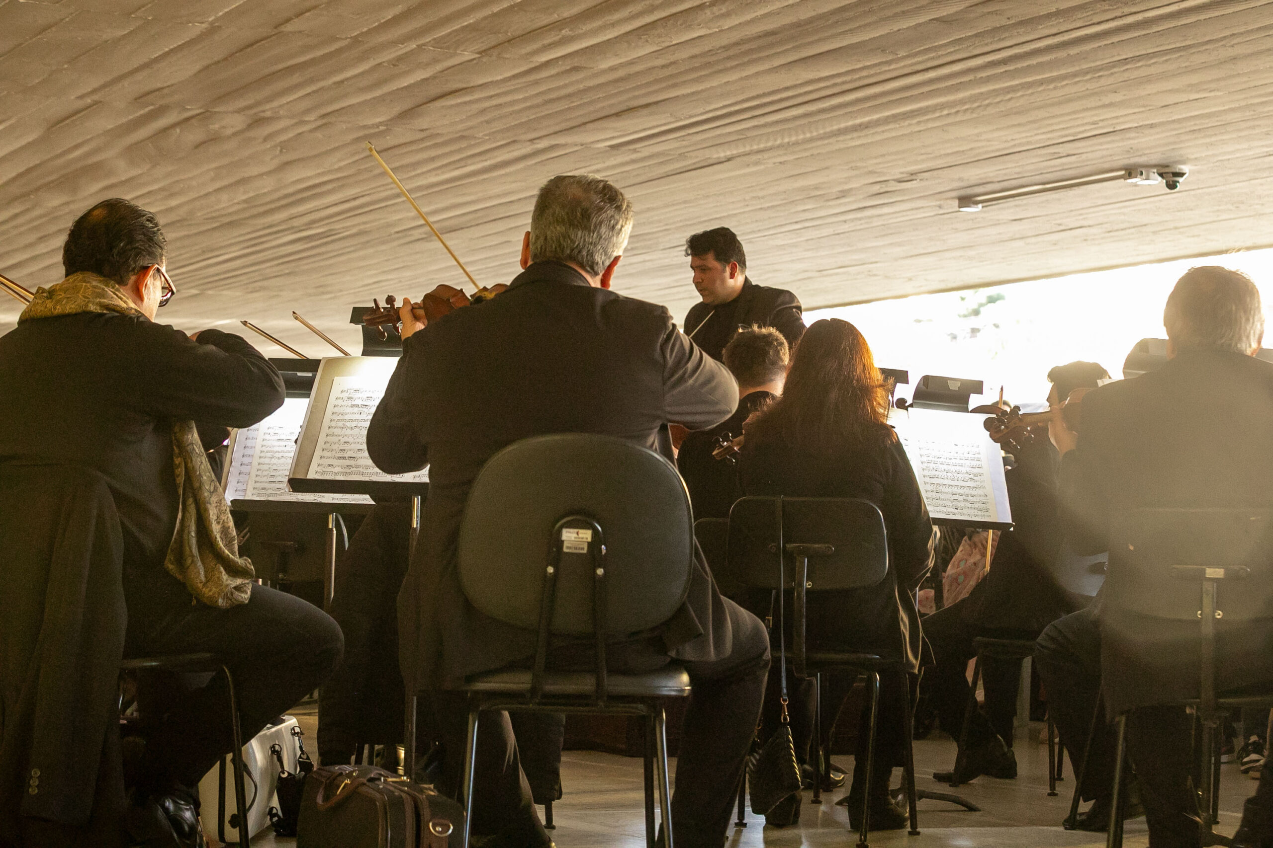 Orquestra Sinfônica leva 1.800 pessoas no vão-livre do MON para celebrar a obra de Mozart