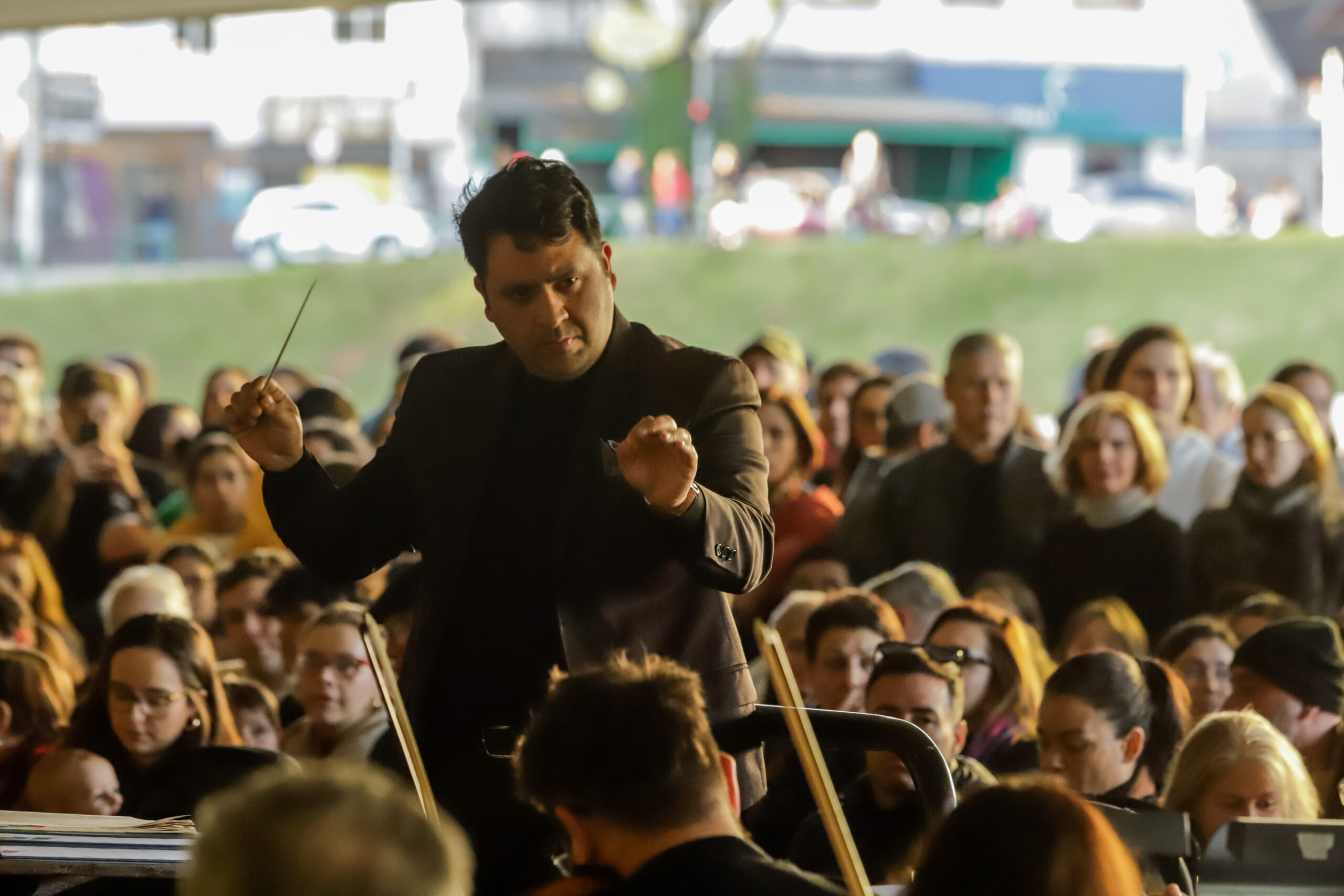 Orquestra Sinfônica leva 1.800 pessoas no vão-livre do MON para celebrar a obra de Mozart