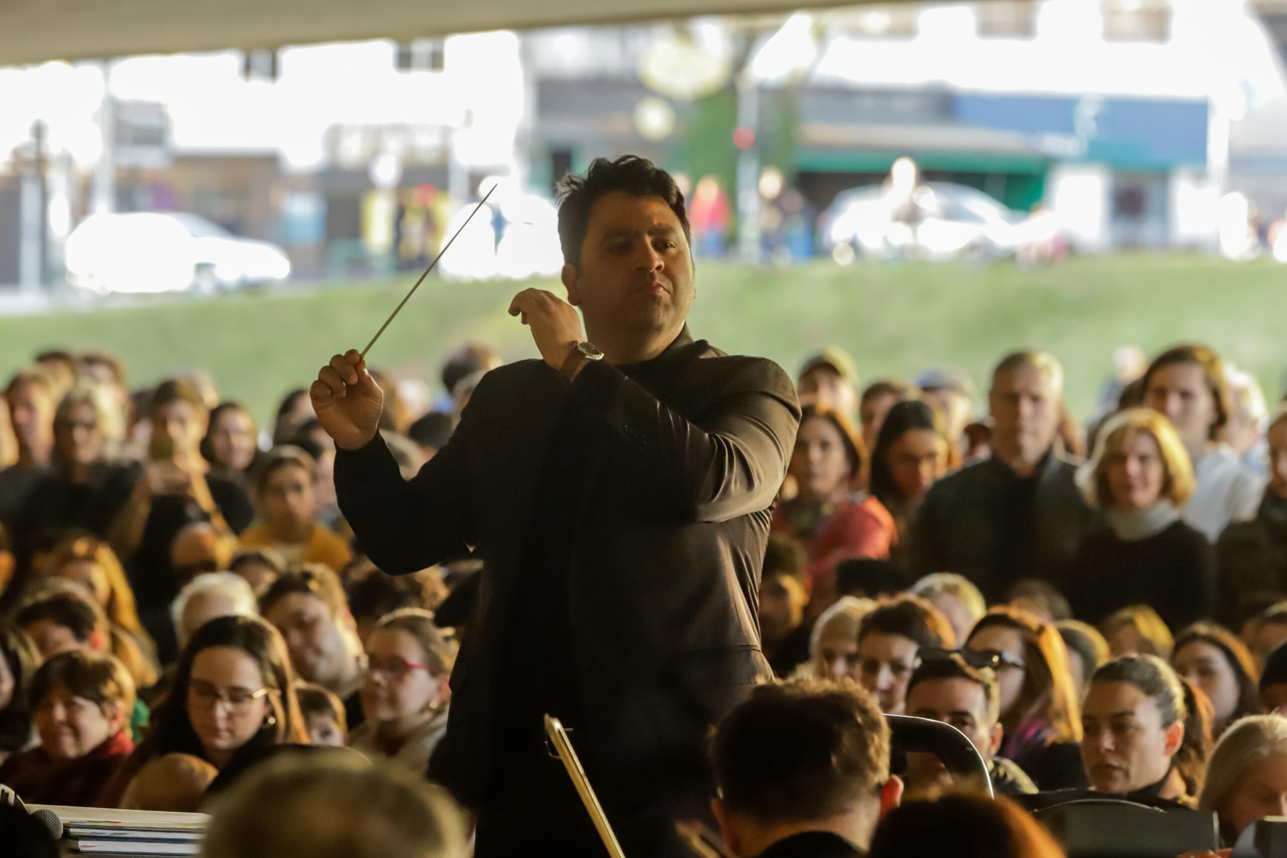 Orquestra Sinfônica leva 1.800 pessoas no vão-livre do MON para celebrar a obra de Mozart