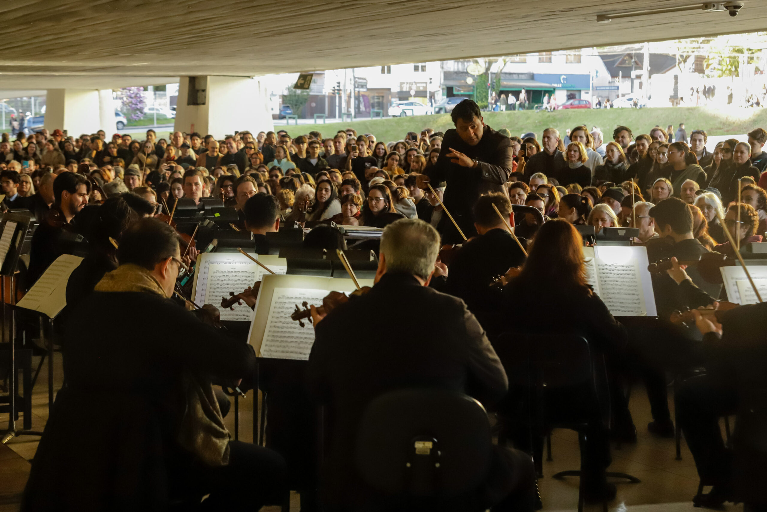 Orquestra Sinfônica leva 1.800 pessoas no vão-livre do MON para celebrar a obra de Mozart