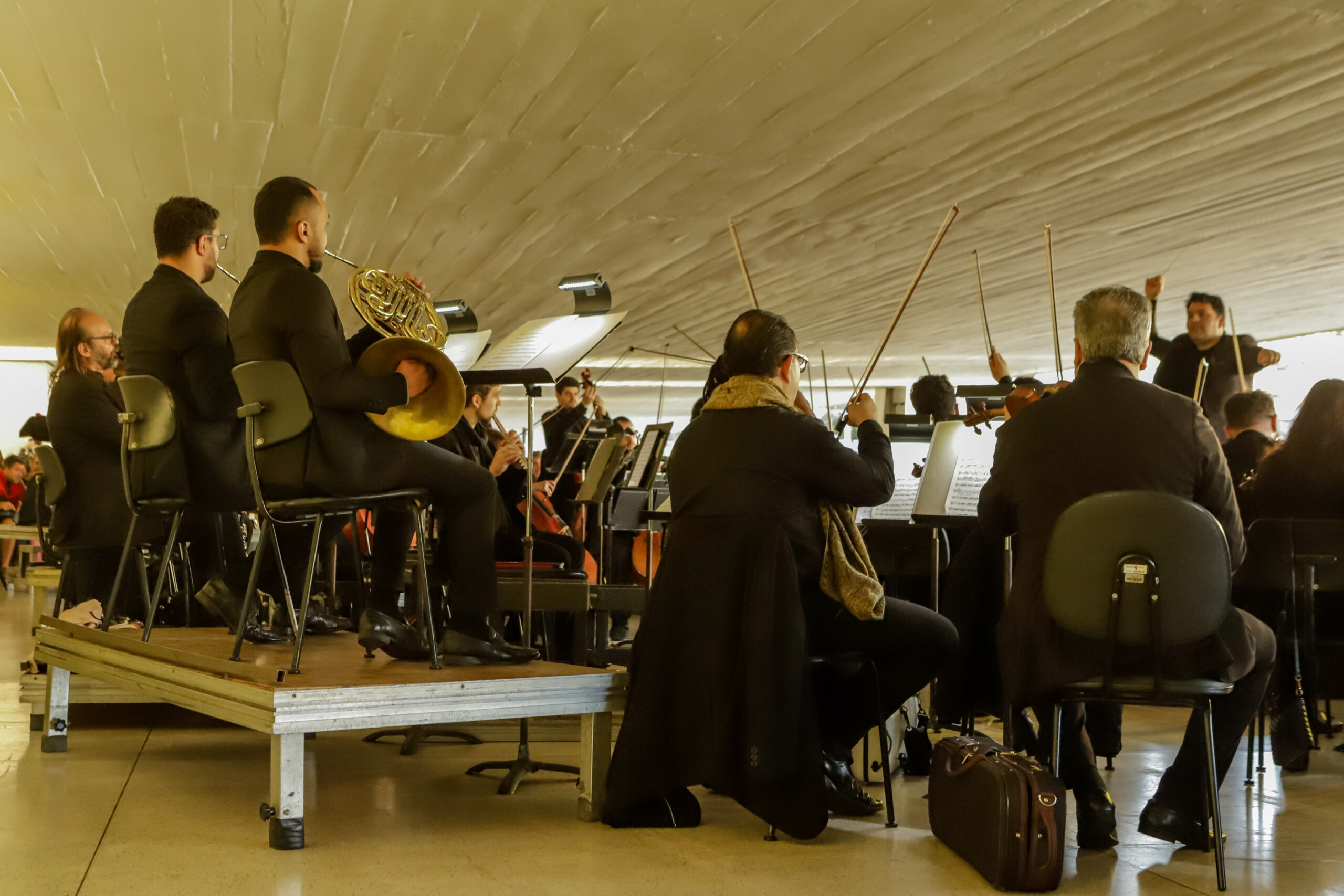 Orquestra Sinfônica leva 1.800 pessoas no vão-livre do MON para celebrar a obra de Mozart