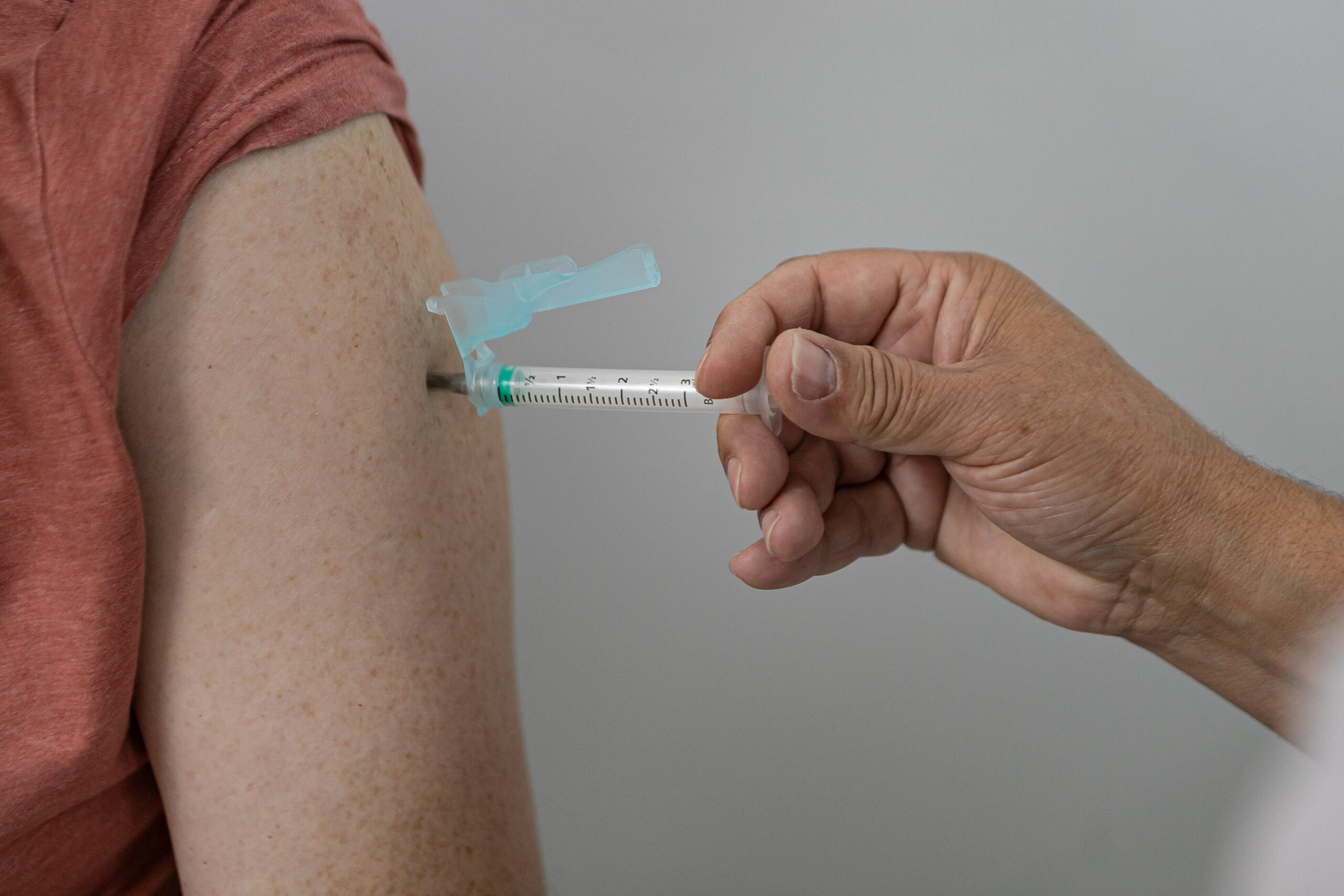 Com aumento da vacinação no Paraná, casos e internações por síndromes gripais diminuem