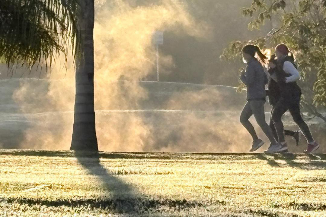 Após sábado de sol, nova frente fria impacta o tempo no Paraná no domingo, prevê Simepar