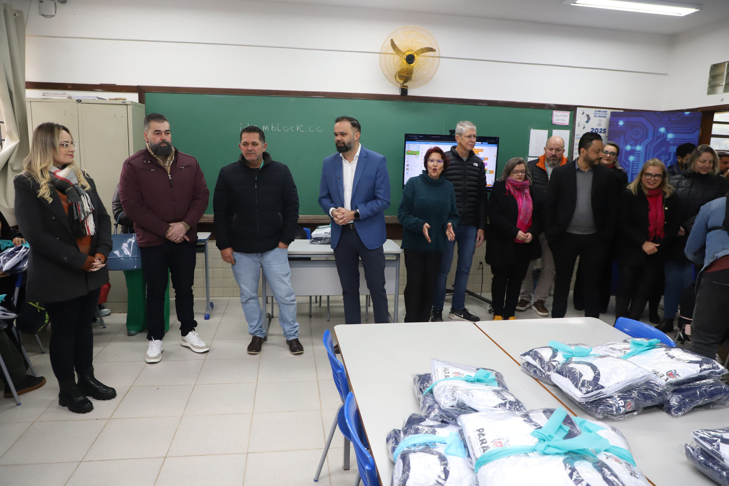 Estado vai distribuir uniformes para alunos de todas as 412 escolas de tempo integral