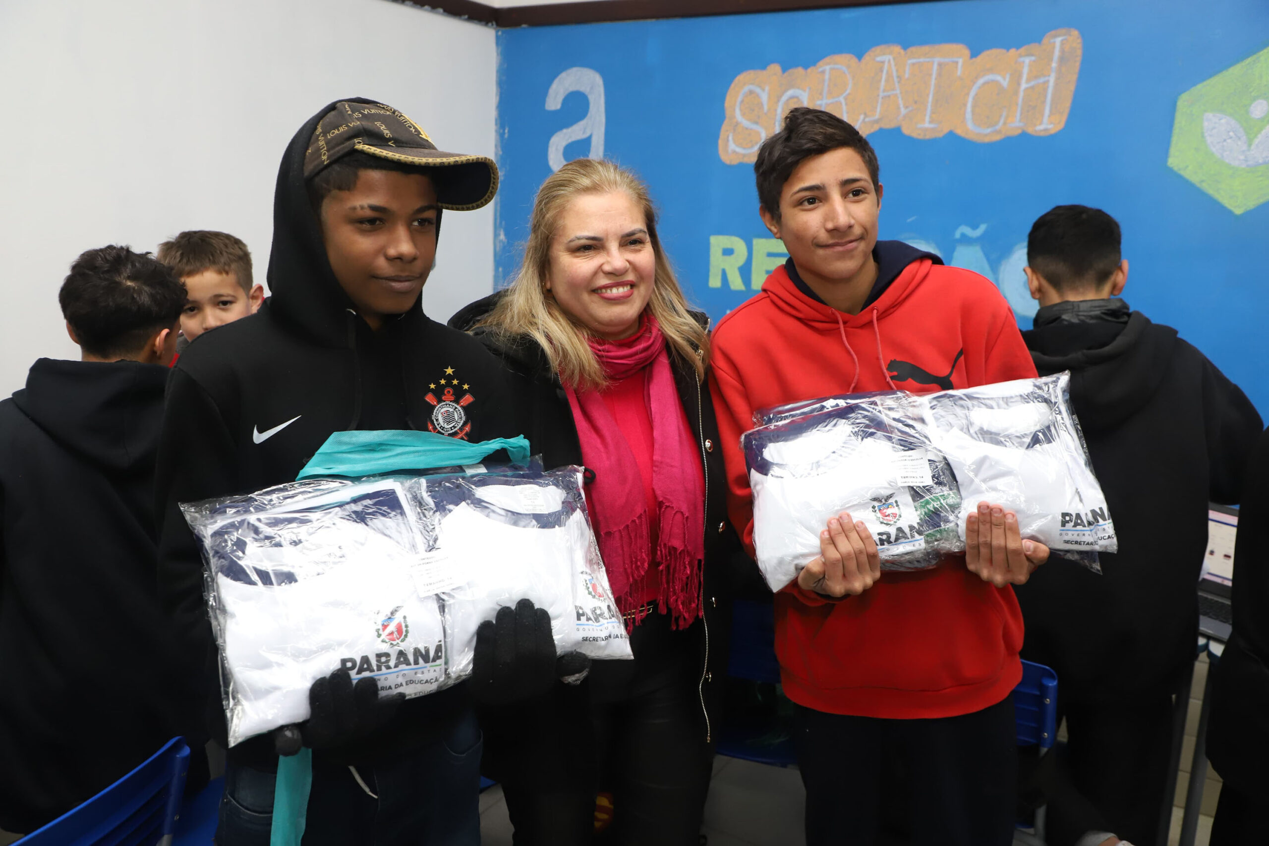 Estado vai distribuir uniformes para alunos de todas as 412 escolas de tempo integral