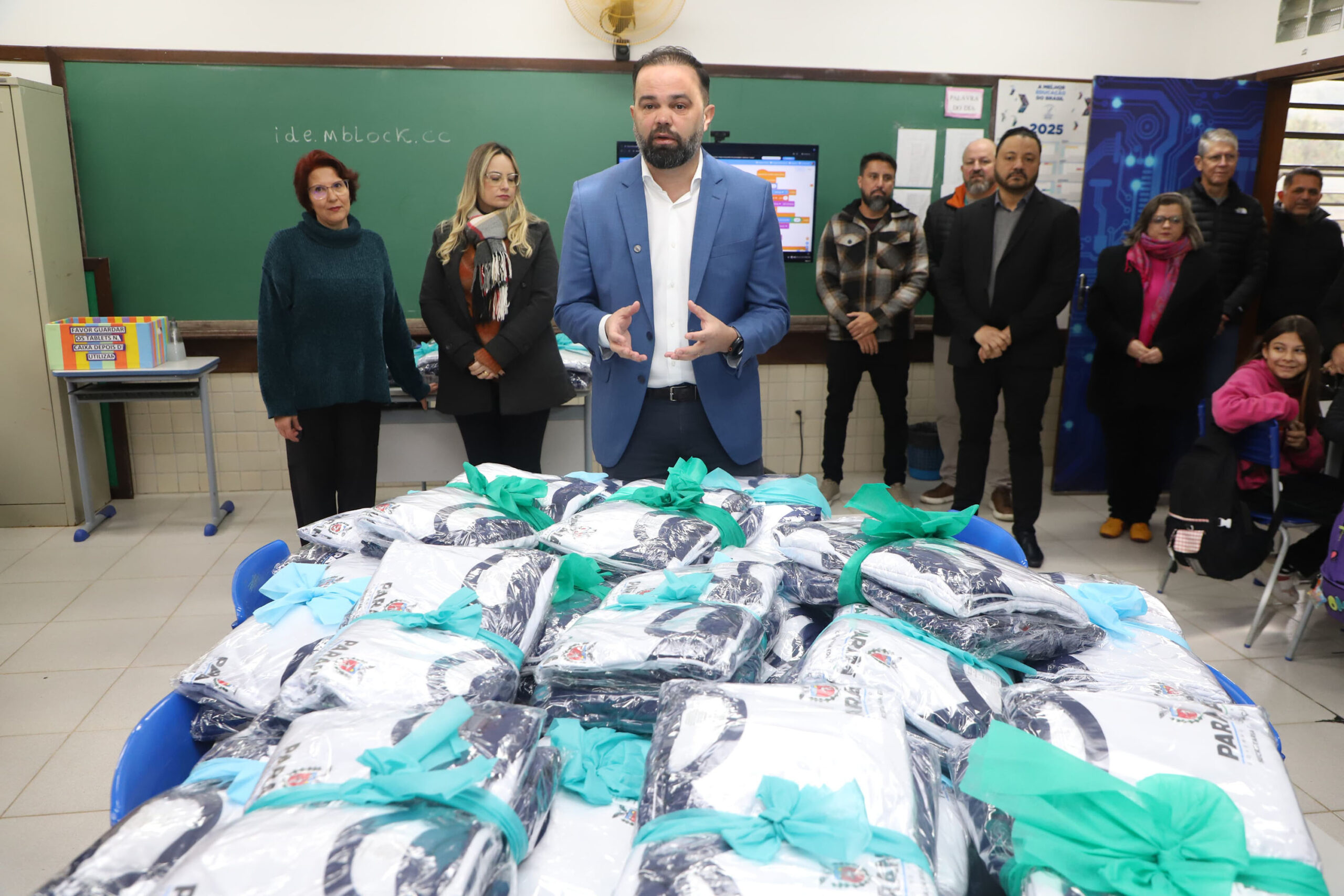 Estado vai distribuir uniformes para alunos de todas as 412 escolas de tempo integral