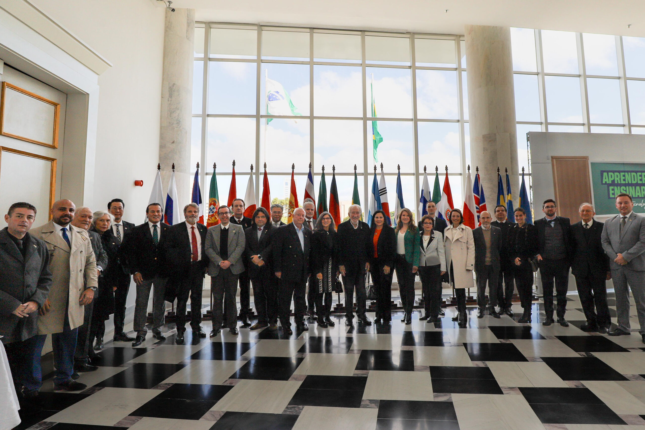Em encontro com Corpo Consular, Piana destaca fortalecimento das parcerias internacionais do Paraná