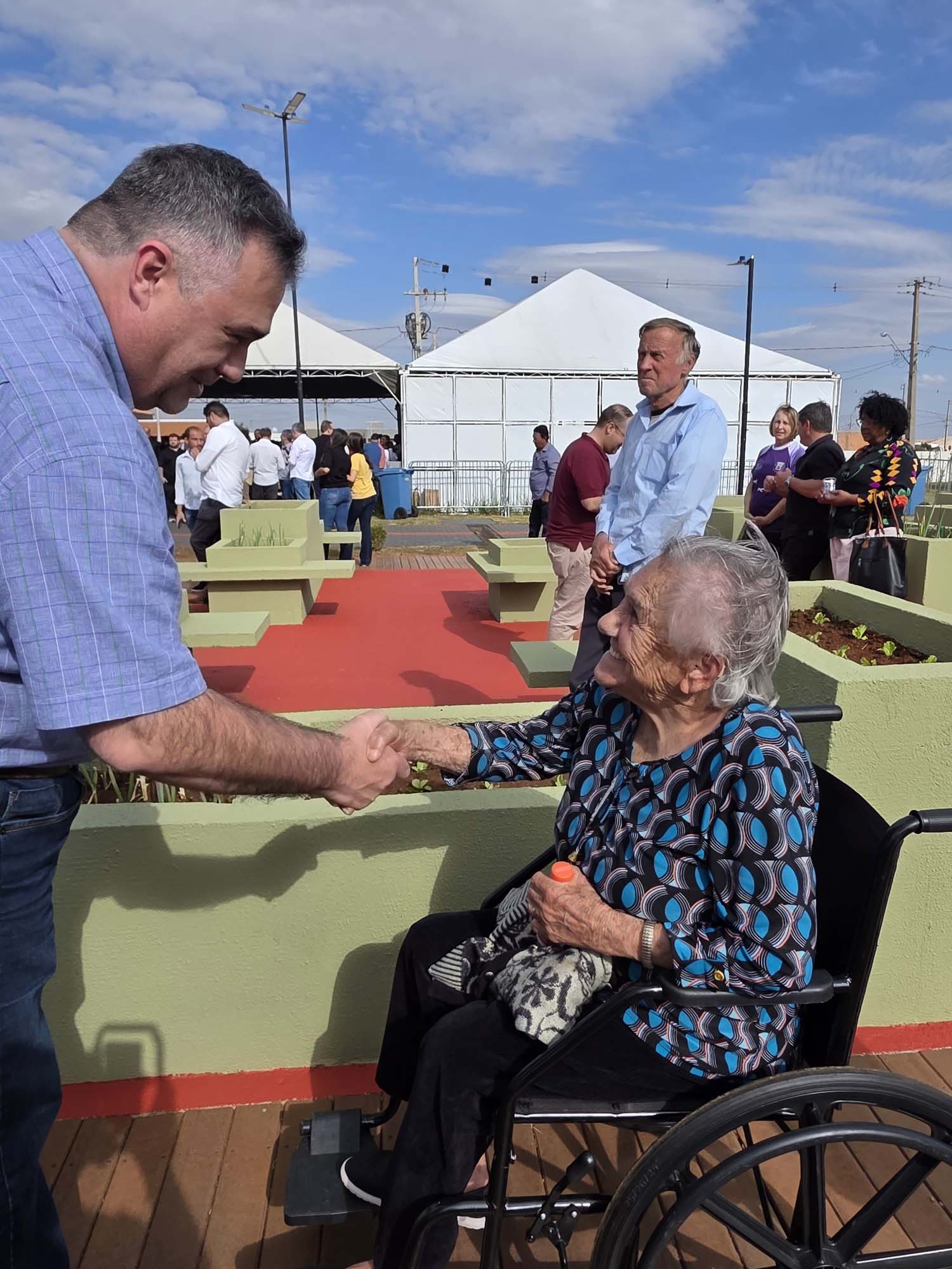 Com piscina e mobília, Ratinho Junior inaugura Condomínio do Idoso de Arapongas