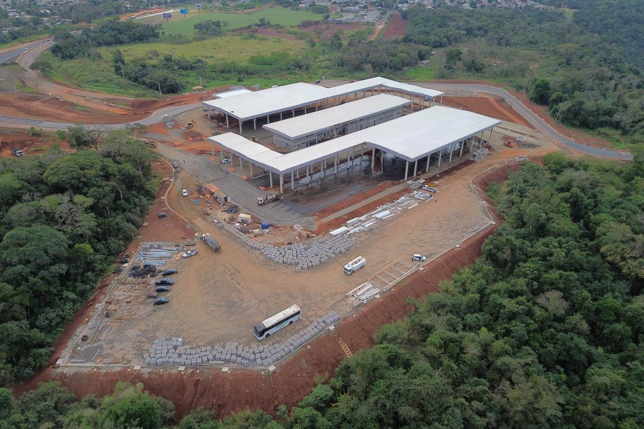 Avanço da pavimentação e aduanas: obra da Perimetral Leste de Foz do Iguaçu chega a 70%